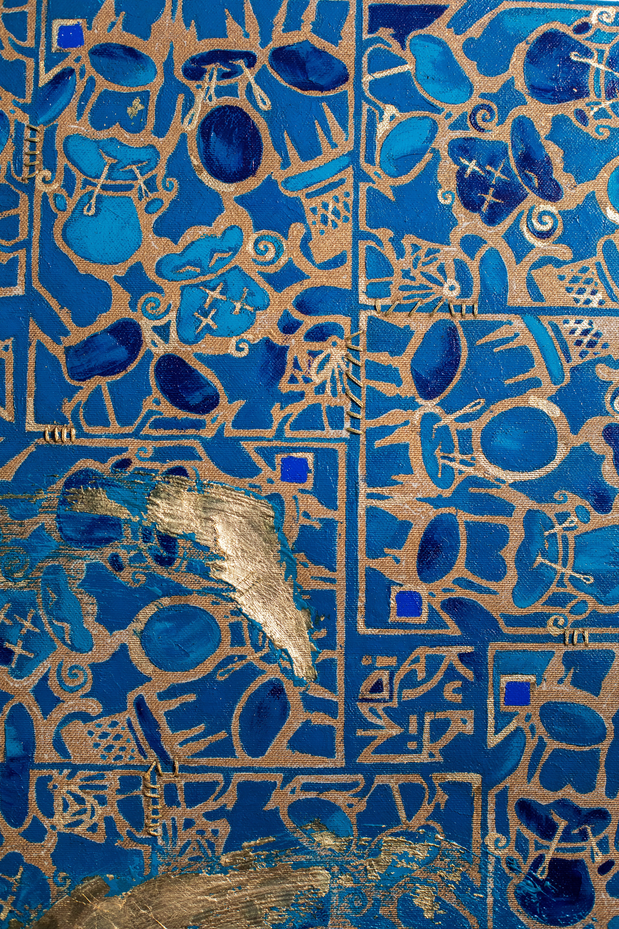 Opera astratta decorativa “Signore Poltrone” di Nadia Kuprina, tecnica mista su tela con linoleografia, ricamo, olio e foglia oro, ripetizione modulare del pattern, dialogo tra ritmo, materia e preziosità cromatica