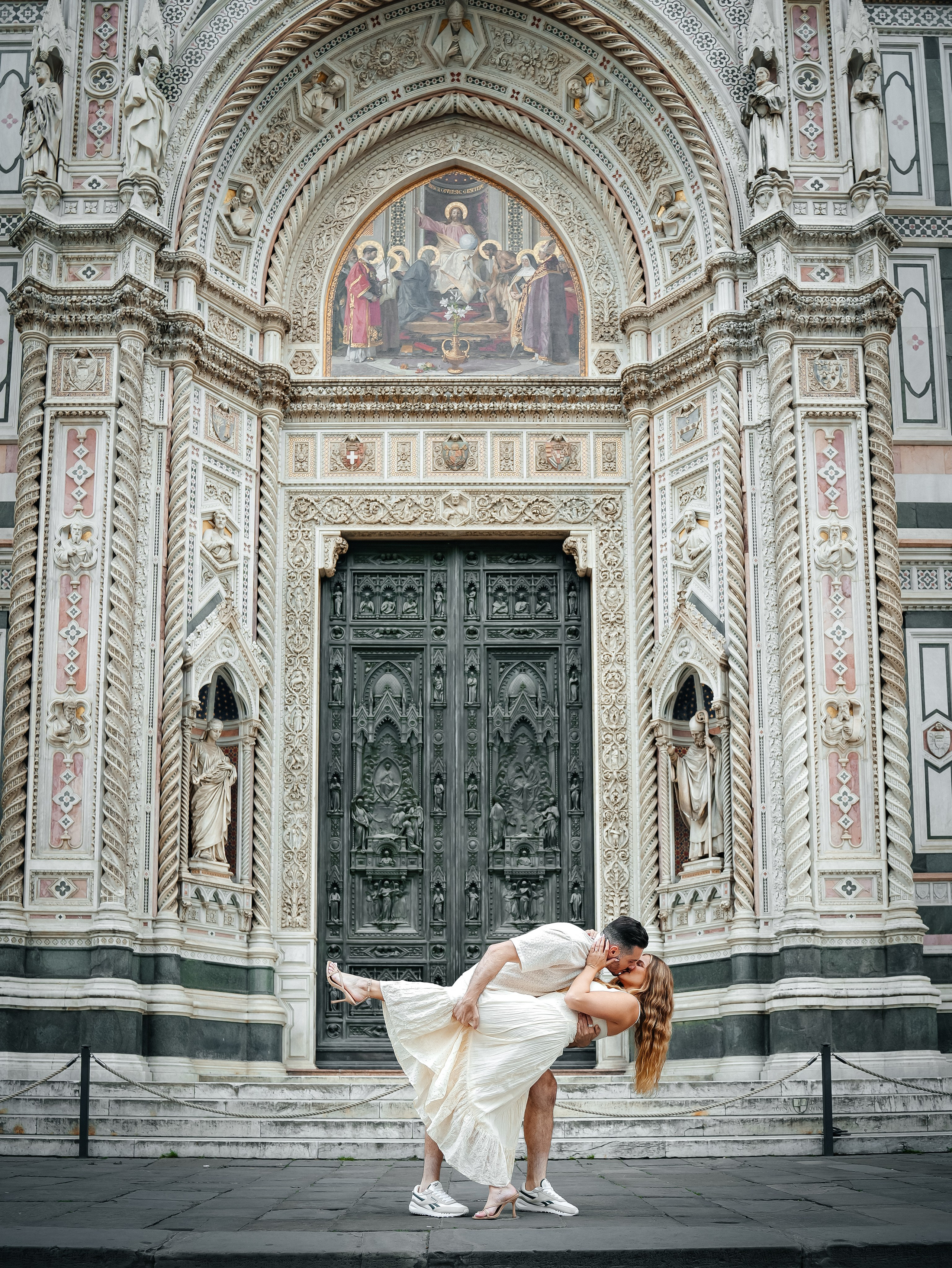 Classic Photoshoot Duomo & pz Michelangelo. Wedding Photographer in Italy