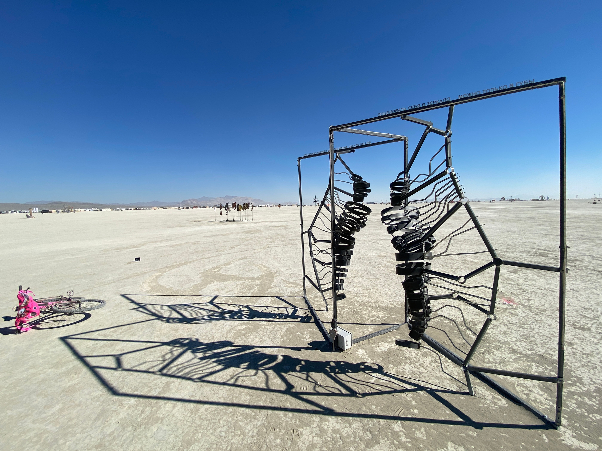 Поцеловать себя в зеркало можно только в губы. Burning man. Nevada. USA