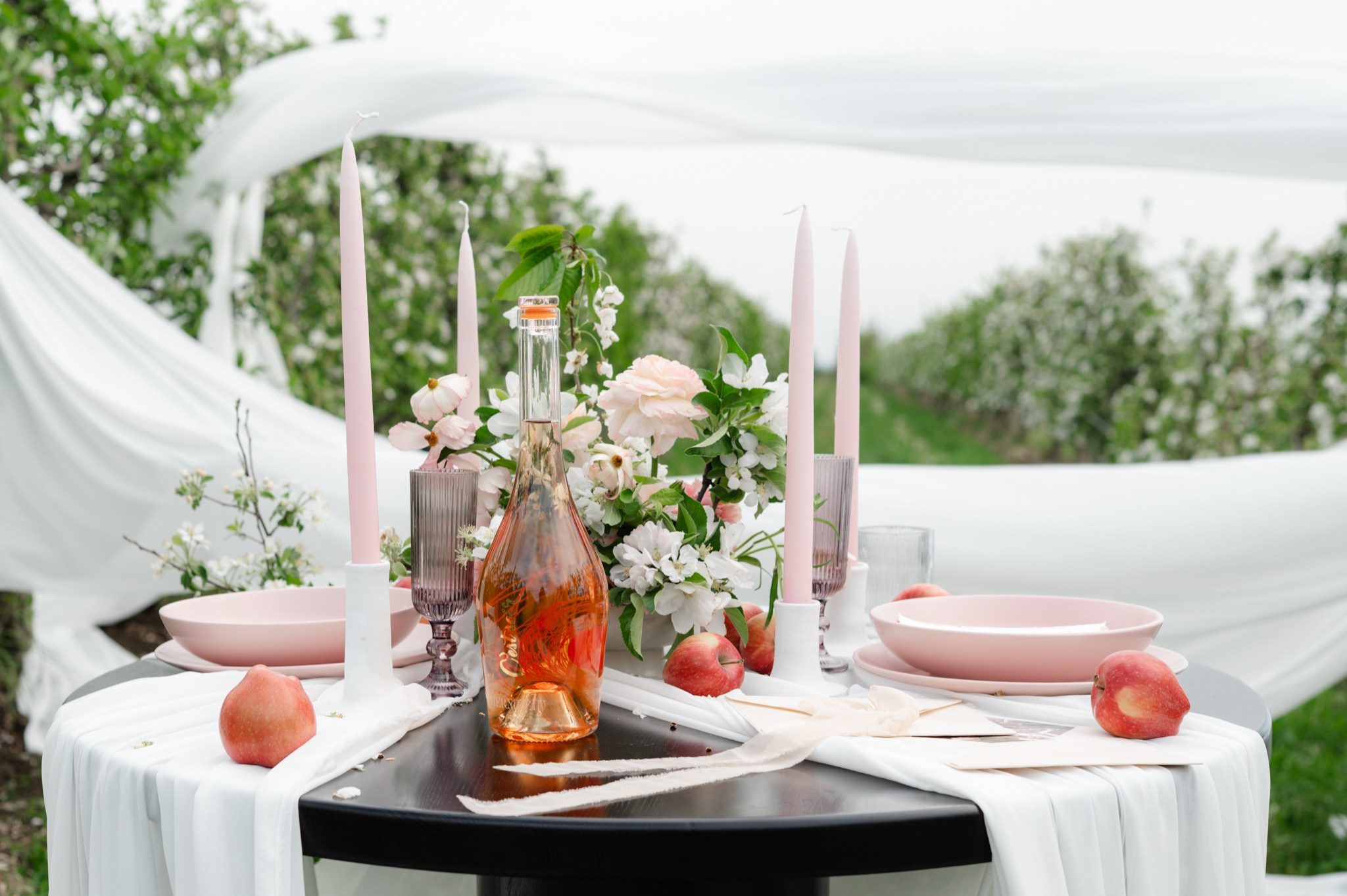 Ședință foto in livada înflorită , cuplu , îndrăgostiți, ședință foto save the date. Alexandra Hanu Photographer