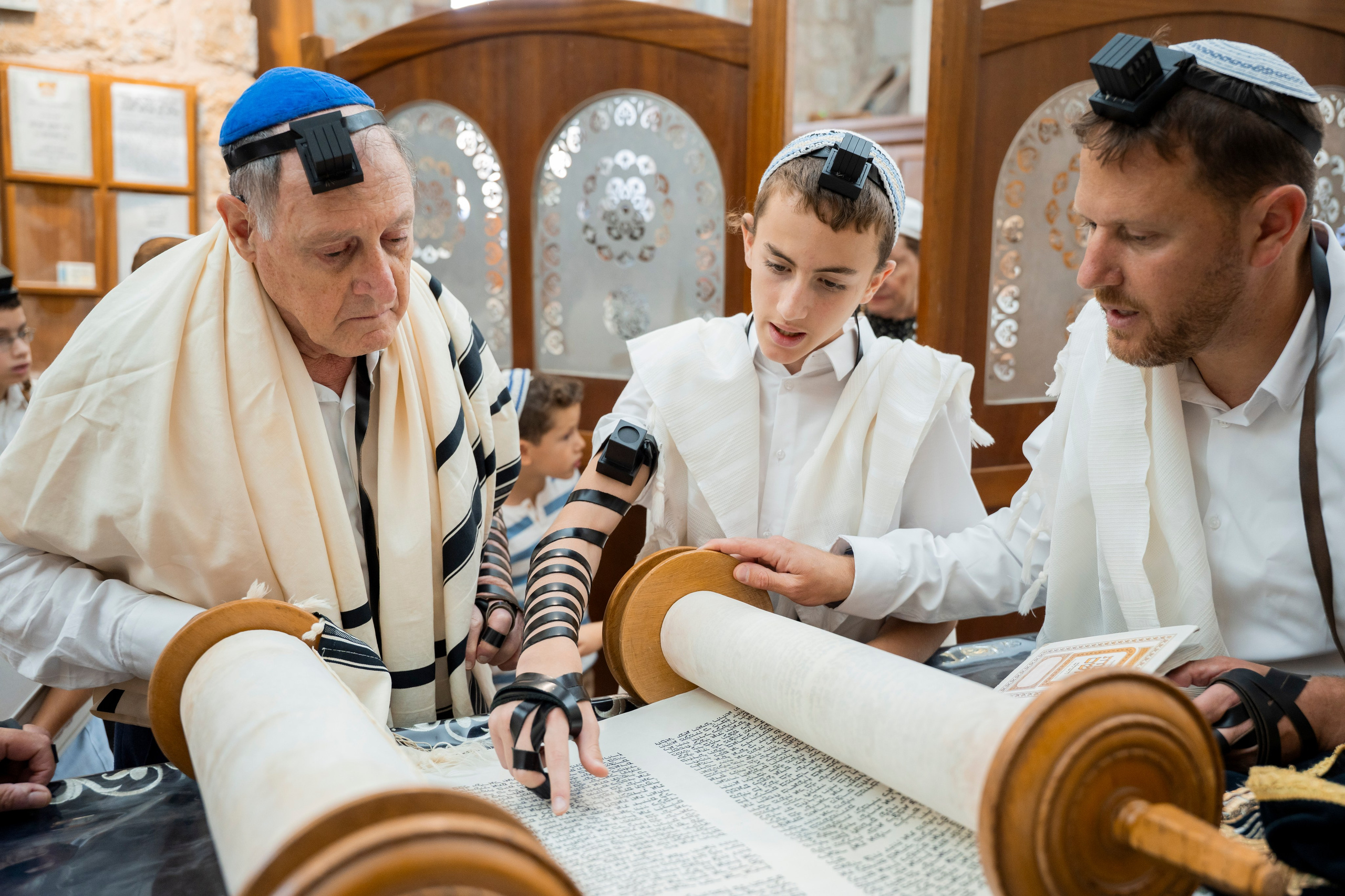 הנחת התפילין רפאל לוי. יוסף מזרחי צילום חתונה, ברית וזוגיות. צלם מקצועי שאוהב להוציא אתכם הכי יפים ברגעים הכי מרגשים