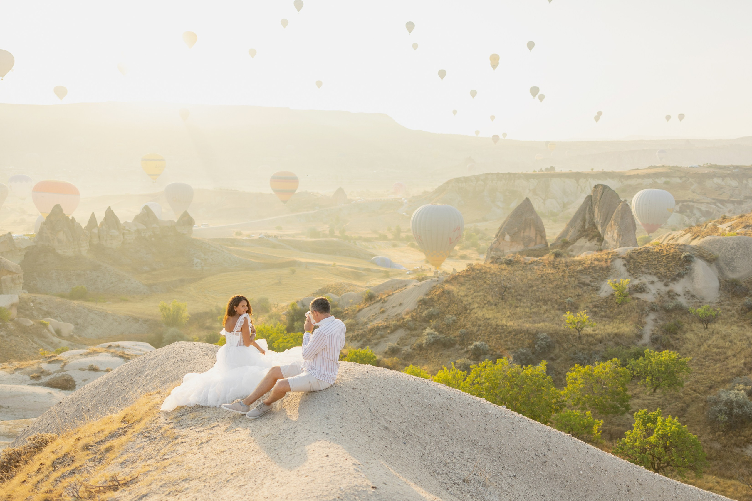 Family Photoshoot at Sunrise with Cappadocia’s Hot Air Balloons. Julia Ganch I Fashion Wedding Photography I Cappadocia Turkey
