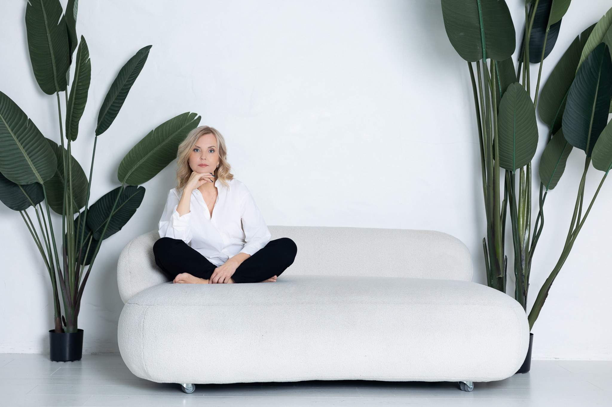 Portretu fotosesijas sievietēm. Portretu fotosesija Rīgā| Biznesa portretu foto | Korporatīvās un darbinieku fotosesijas | Pasākumu fotogrāfs | Produktu fotogrāfs