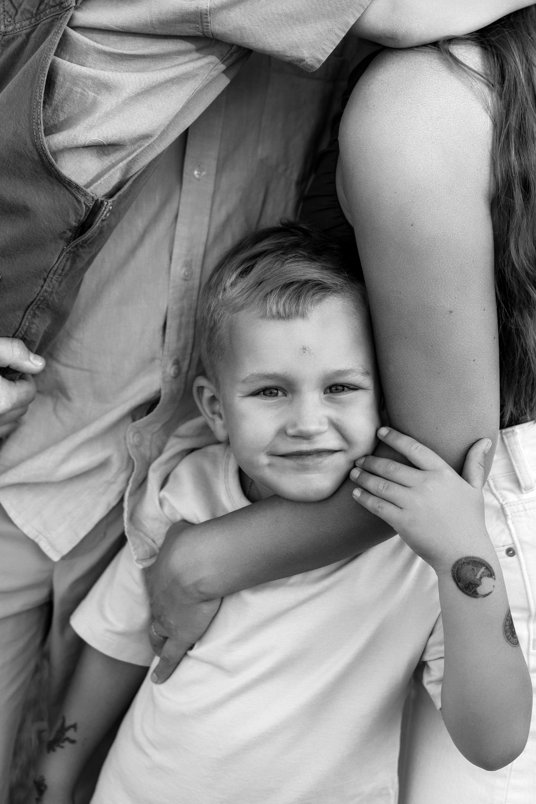 Lifestyle family session, candid family moments, outdoor family portraits, family photo shoot, natural family photos, kids and parents. Bay Area Photographer: family, maternity, love story, wedding