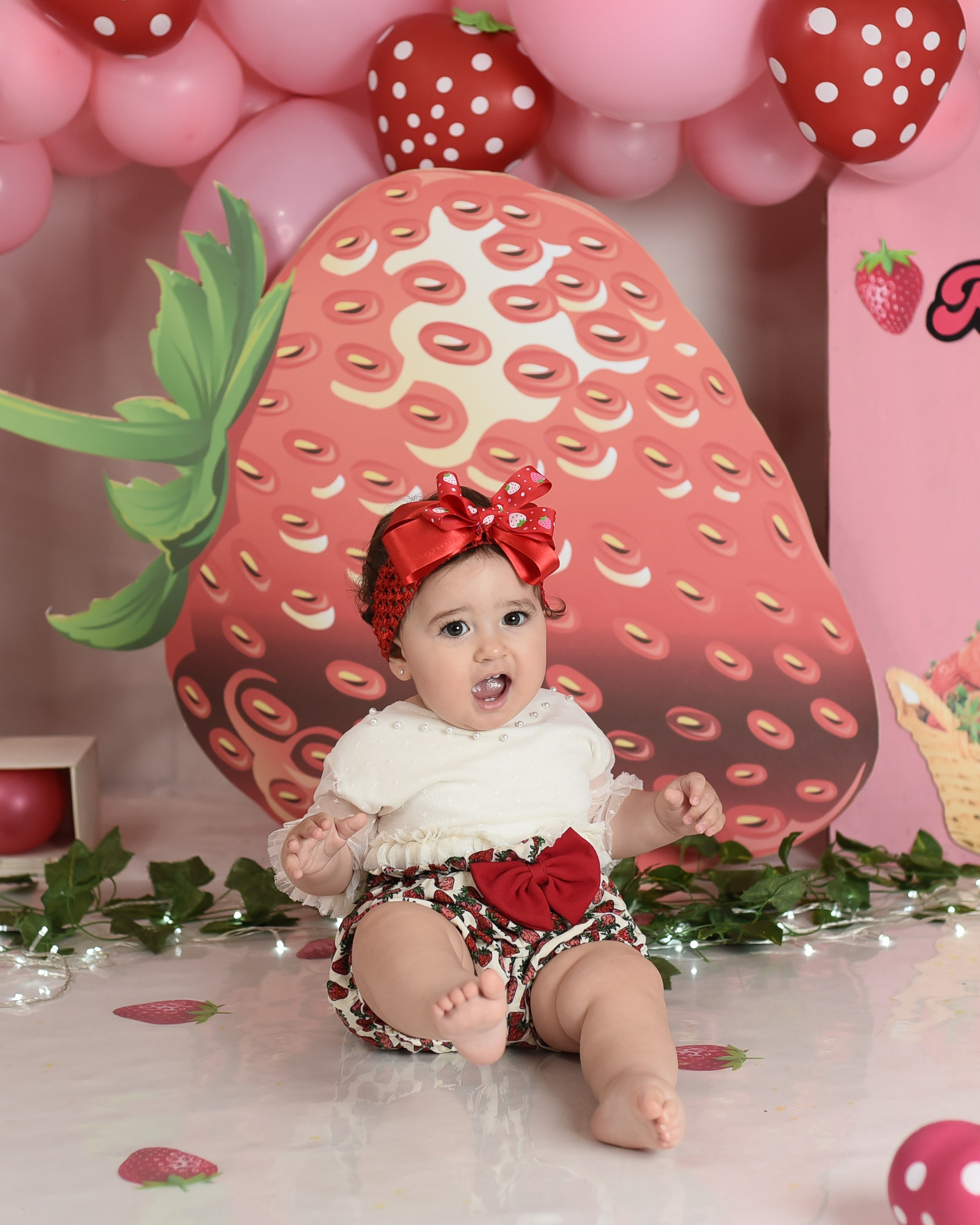 Sesión 1er año de Rebeca. Temática: Frutillita + Mini Sesión Navideña. Fotografo de casamiento en misiones y fotógrafo de familia  Posadas