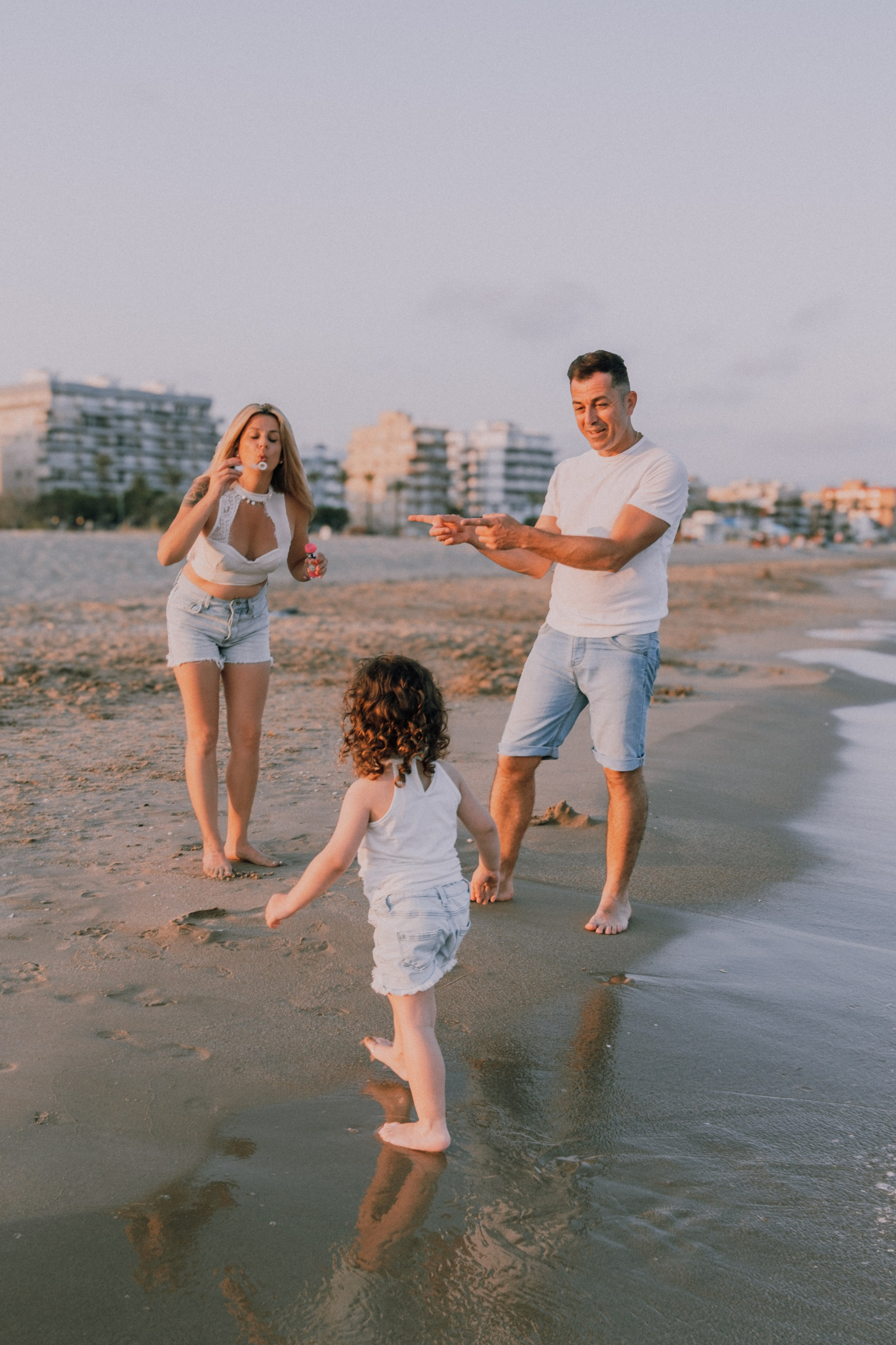 Sesión familiar en la playa. Fotografía profesional en Calafell - Elena Medvedeva