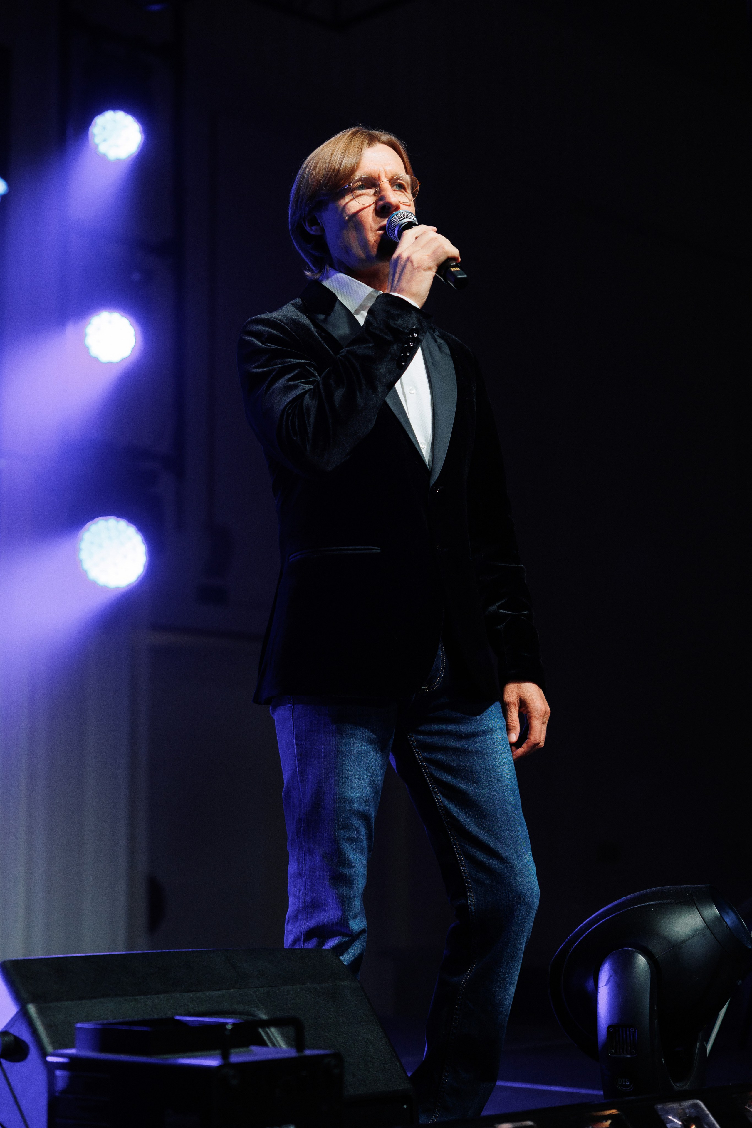 Fotograf profesionist de nuntă, poveste vizuală naturală, momente reale, film photography și digital, Moldova și Europa.