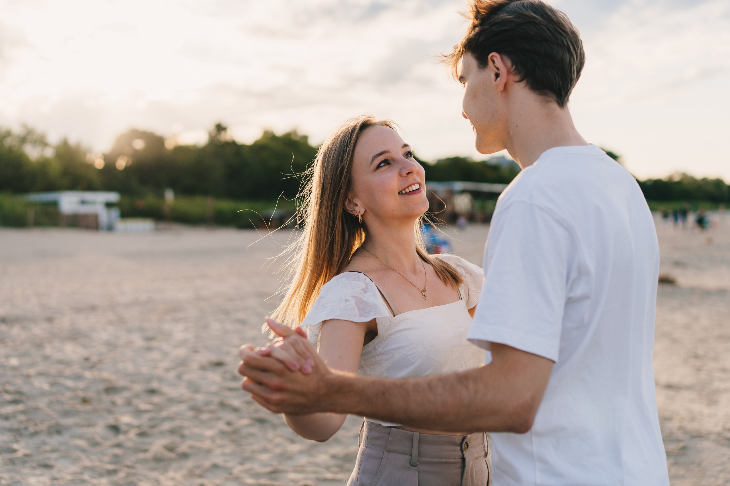 Gracjana i Damian, sesja narzeczeńska nad morzem. Fotograf ślubny & lifestyle Gdańsk, Karolina Baczewska