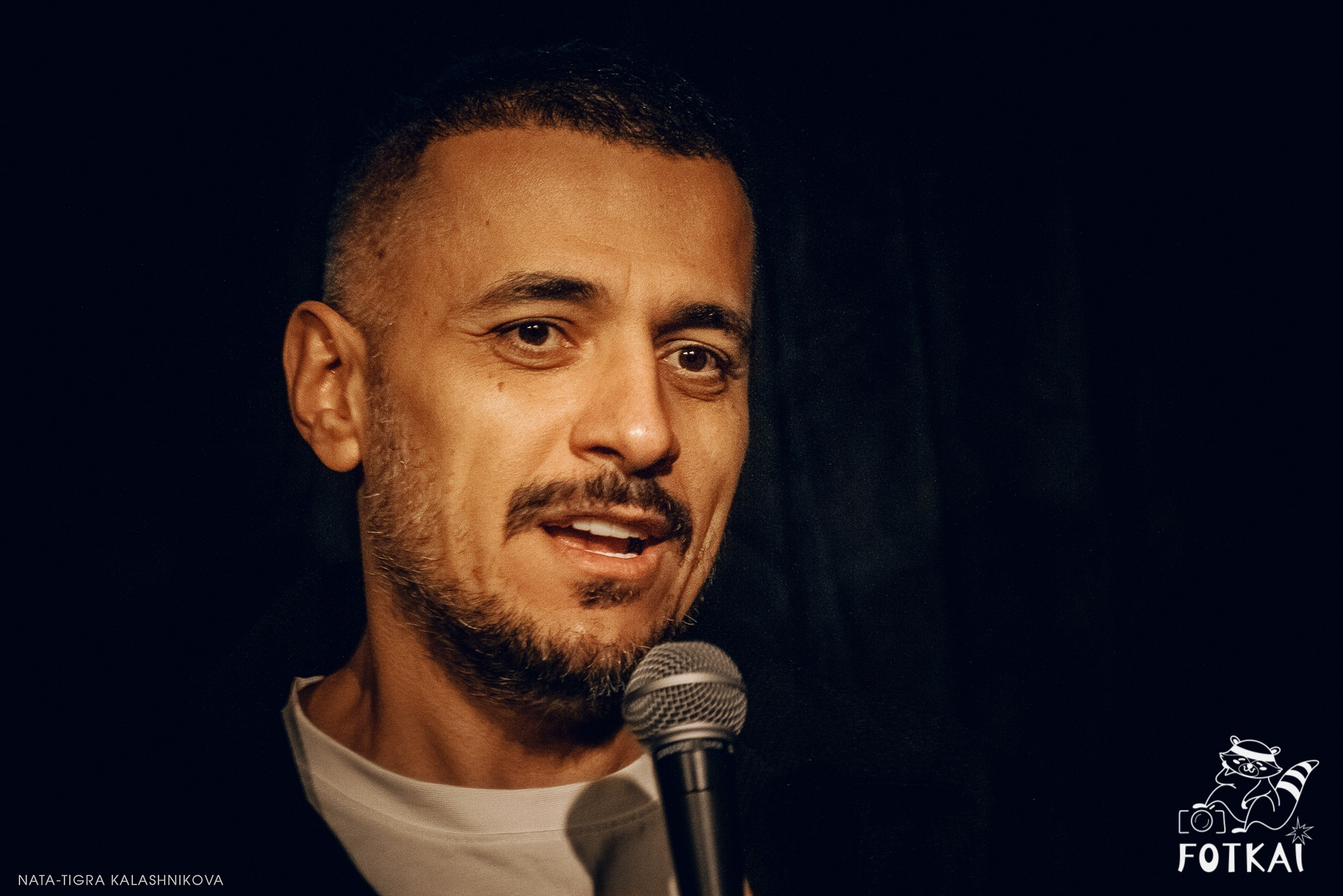 Eduard Matsaberidze en Madrid 14 de febrero 2026 — fotos del show de stand-up | FOTKAI