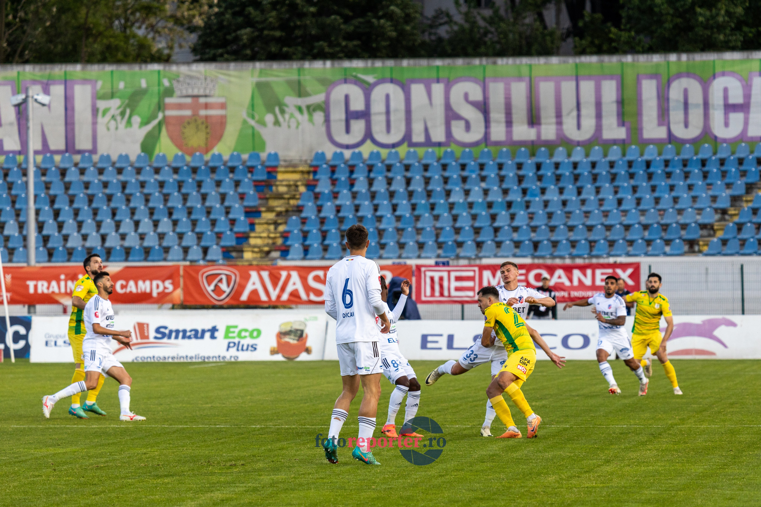 Galerie Foto: FC Botoșani vs. CS Mioveni - Pe 17 mai 2024, am fost martorii unei partide incredibile între FC Botoșani și CS Mioveni, în prima manșă a barajului pentru evitarea retrogradării. În fața unui stadion plin de emoție și speranță, echipa noastră a obținut o victorie importantă, cu un gol marcat de Aldair în minutul 93. 💪 *FC Botoșani 1-0 CS Mioveni*⚽️ Urmăriți momentele cheie ale meciului și bucuria suporterilor în această galerie foto! Pregătiți-vă pentru meciul de retur de pe 24 mai, când vom lupta din nou pentru a rămâne în prima ligă.#FCBotoșani #CSMioveni #BarajRetrogradare #ForzaBotoșani 