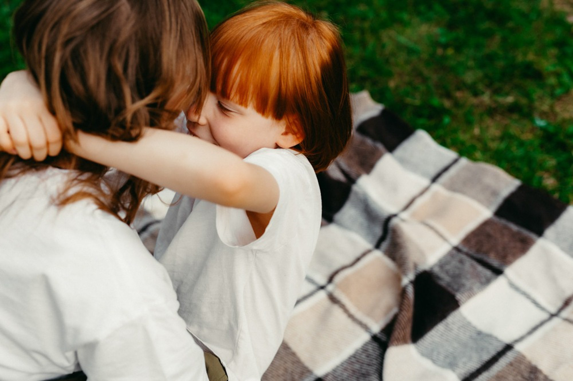 Сімейна фотосесія на вулиці літом. Photokostin.com