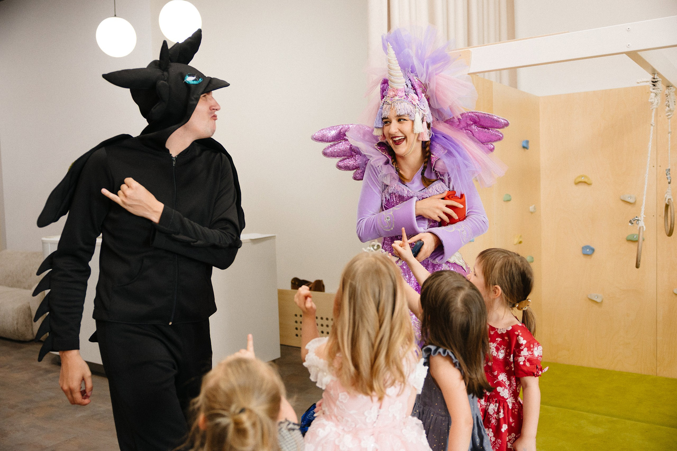 Фотосъёмка детского дня рождения 6 лет — Беззубик, Единорог и волшебная комната с Лабубу. Евгений Тимофеев | Свадебный и контент-фотограф и видеограф в Риге