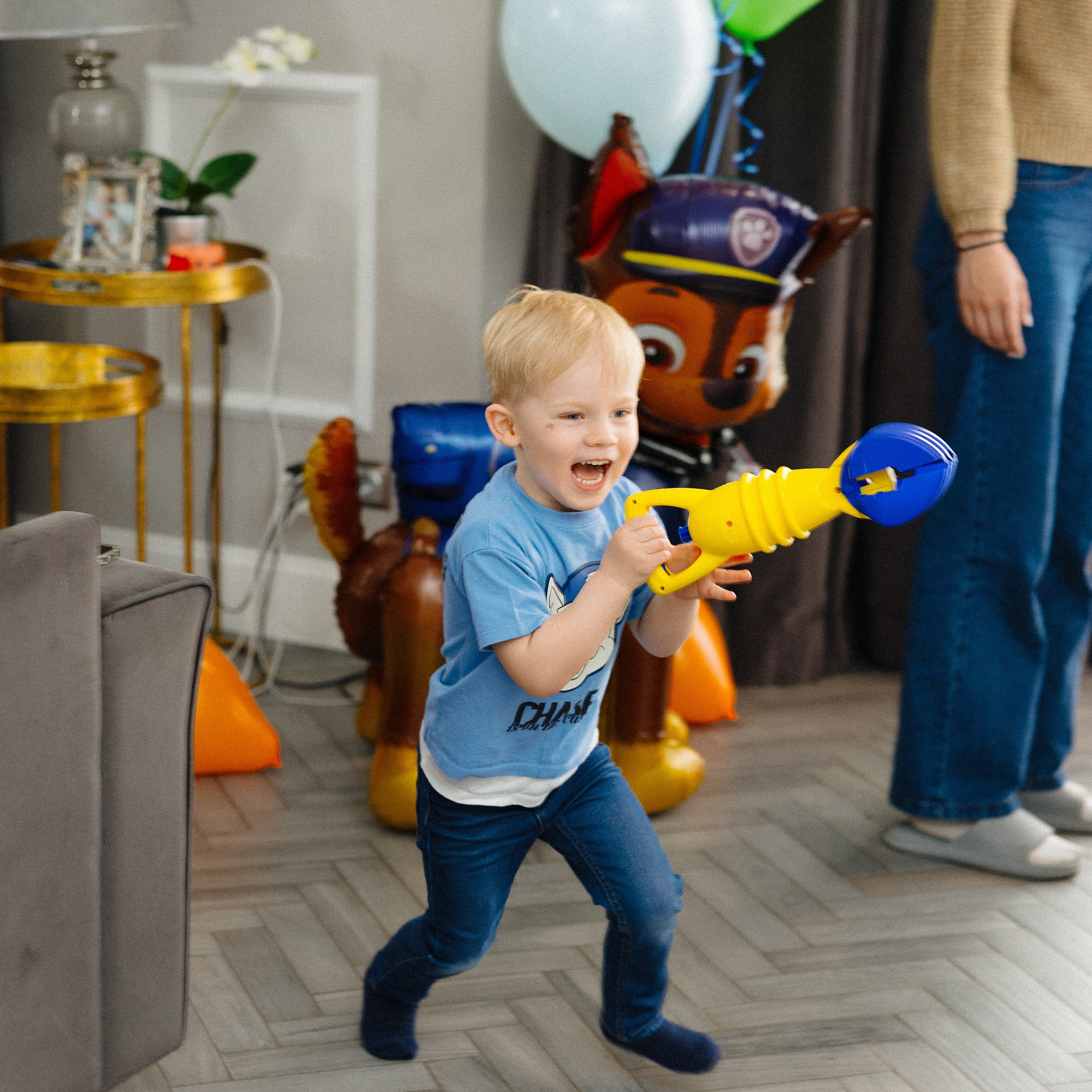 Яркая фотосессия детского праздника с аниматором и блестящей дискотекой из фольги в Риге. Евгений Тимофеев | Свадебный и контент-фотограф и видеограф в Риге