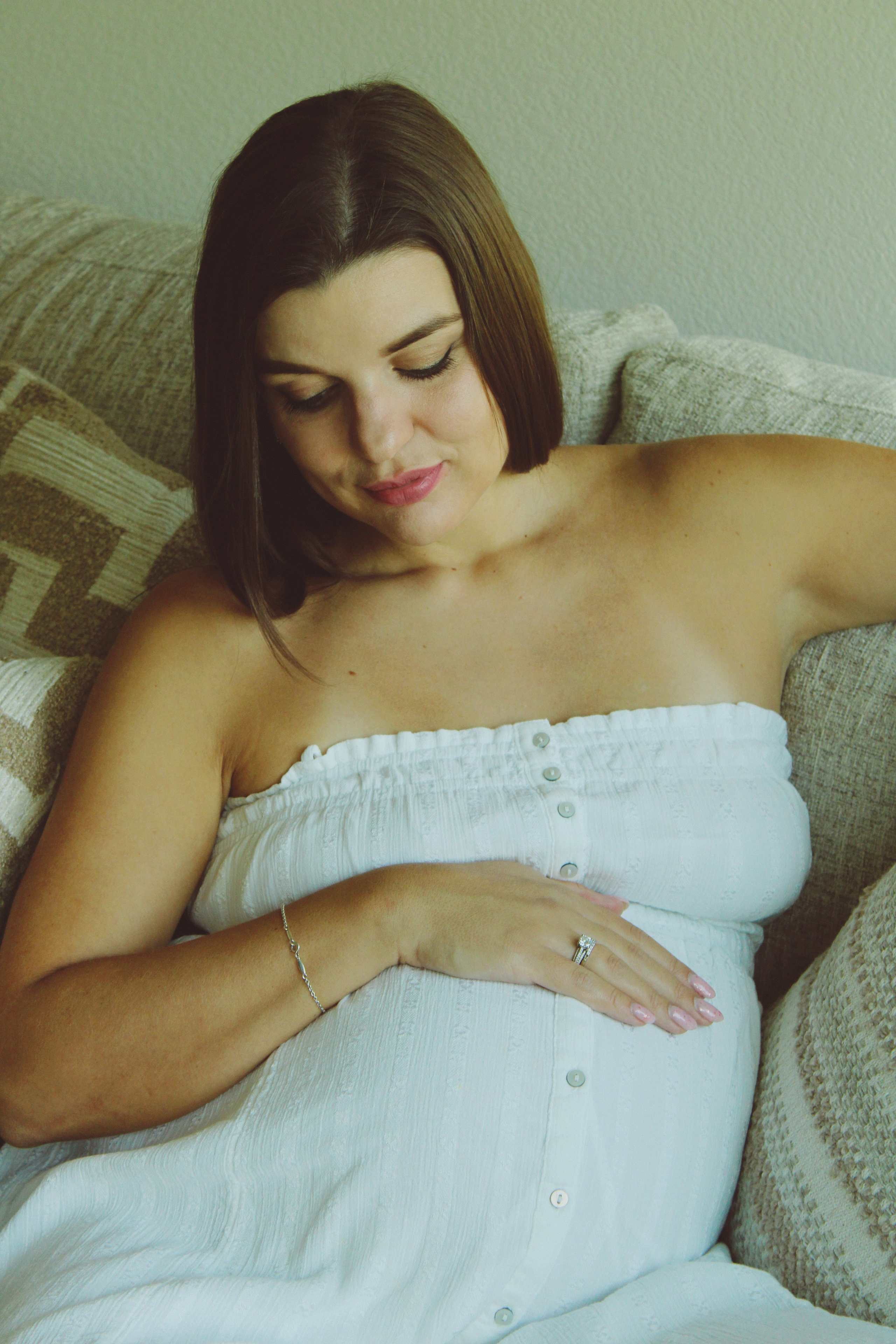Maternity, Family & Pregnancy Photoshoot at Home. Lana Petrychenko — Portrait & Family Photographer. Valencia, Spain