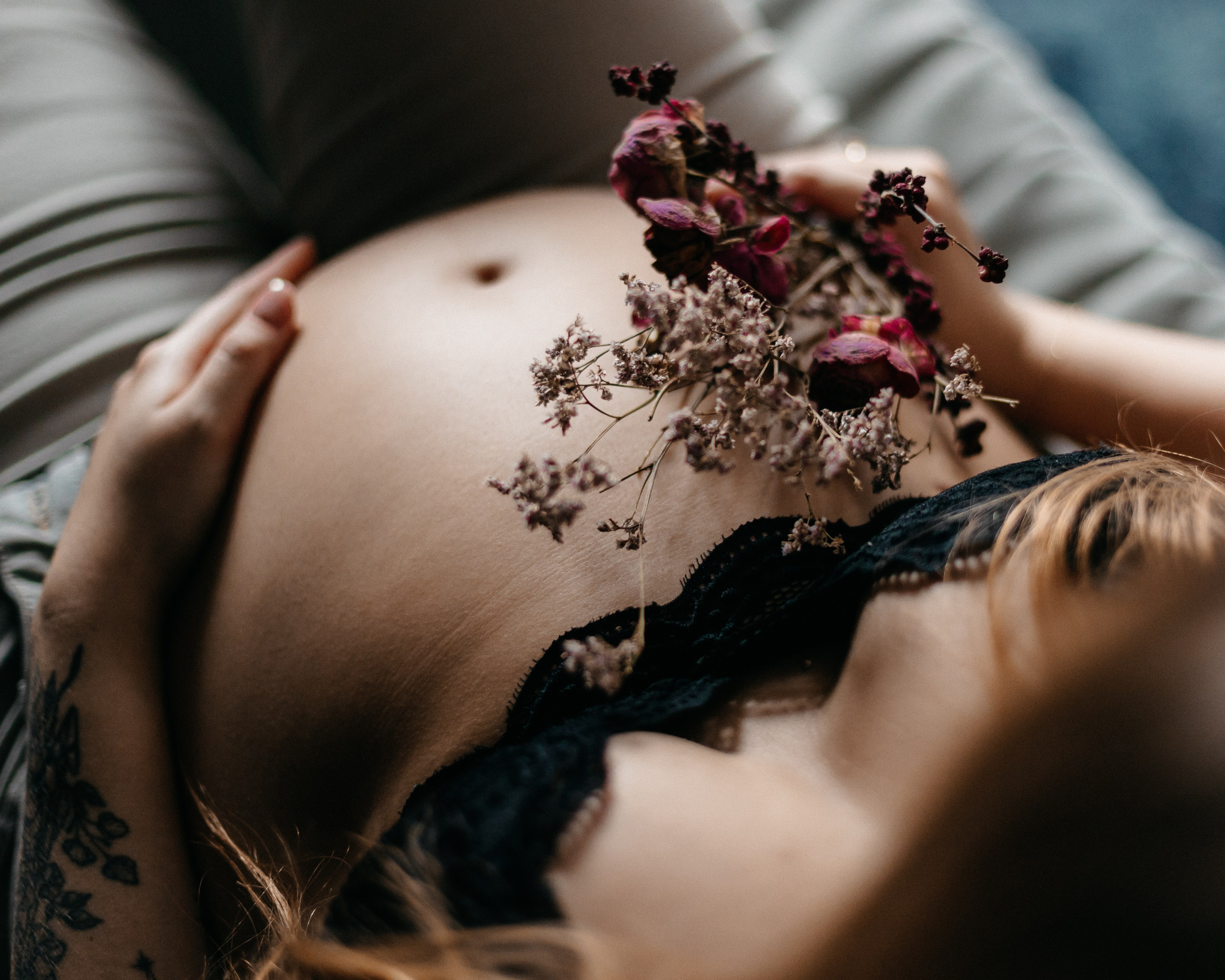 Pełna emocji fotografia sesja ciążowa lifestyle | Natalia Malinowska Fotografia | Augustów Warszawa. Natalia Malinowska Fotografia | Fotograf ślubny i rodzinny Augustów Warszawa