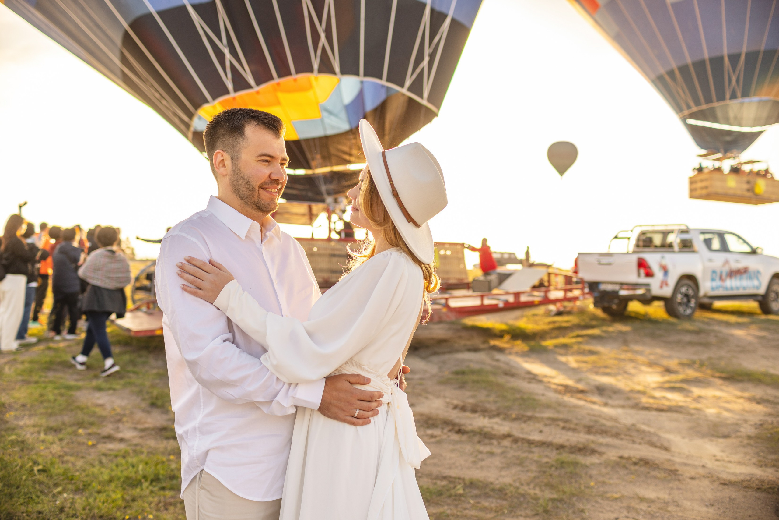 Elegant Wedding Photoshoot with a Flowing Dress and Balloons in Cappadocia. Julia Ganch I Fashion Wedding Photography I Cappadocia Turkey