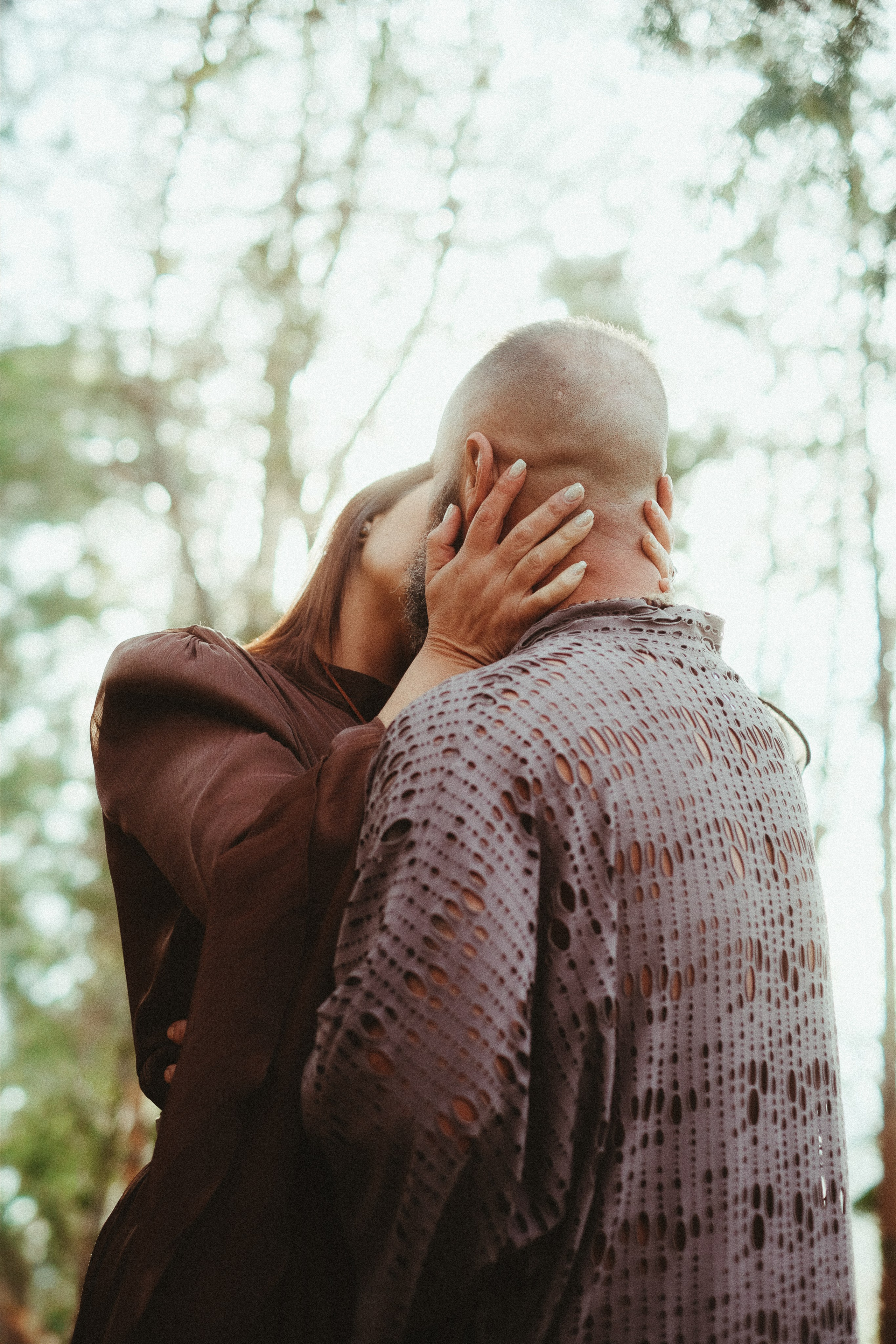 boho inspired pre wedding session surrounded by trees in Portugal