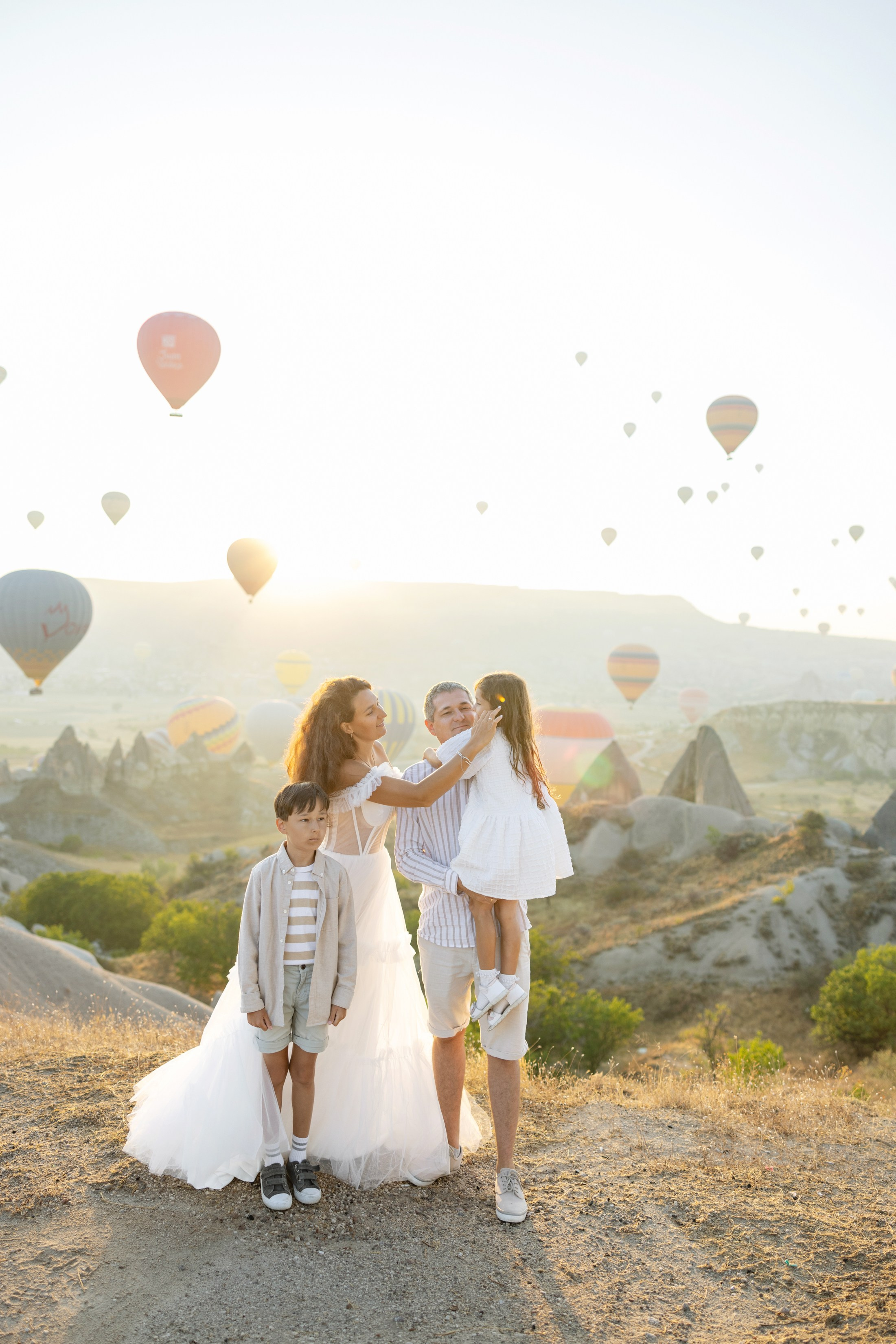 Family Photoshoot at Sunrise with Cappadocia’s Hot Air Balloons. Julia Ganch I Fashion Wedding Photography I Cappadocia Turkey