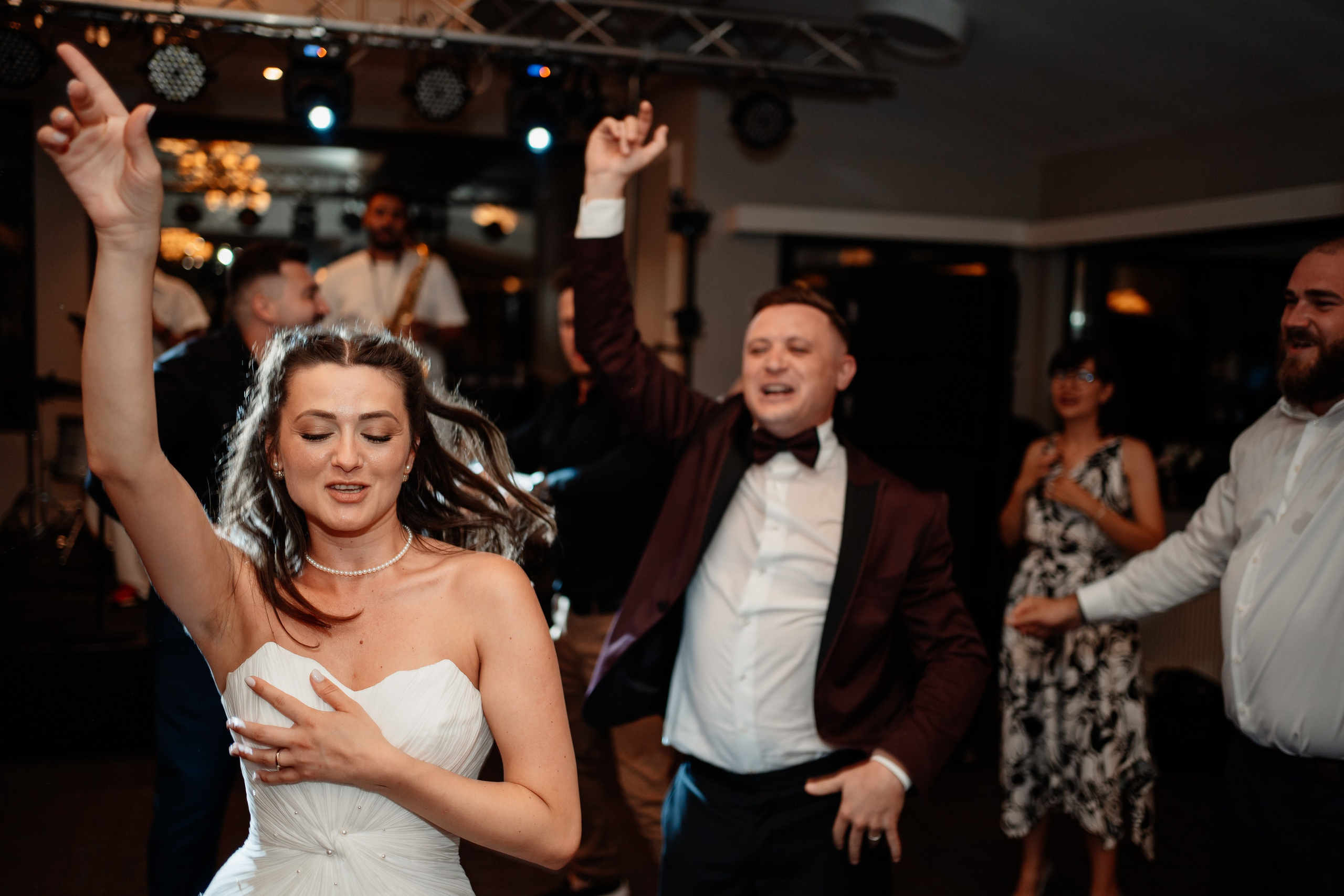 Moment emoționant între miri în ziua nunții, surprins într-un cadru natural și romantic, la Bokka Buftea. Fotografie de nuntă profesională, editată artistic pentru a evidenția emoția și eleganța evenimentului.