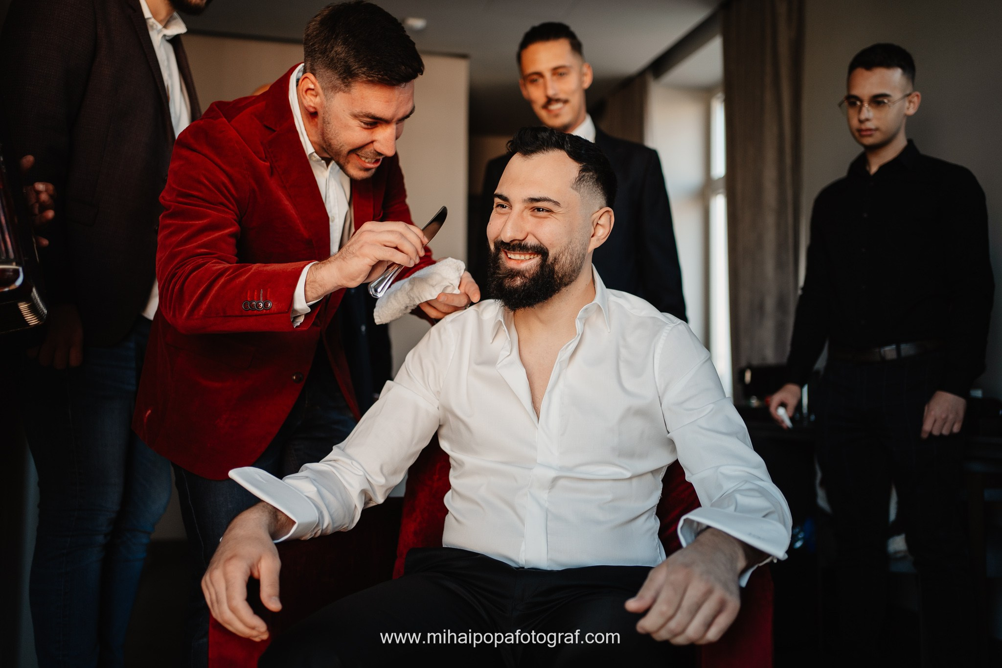 Moment emoționant între miri în ziua nunții, surprins într-un cadru natural și romantic, la Daimon Events. Fotografie de nuntă profesională, editată artistic pentru a evidenția emoția și eleganța evenimentului.