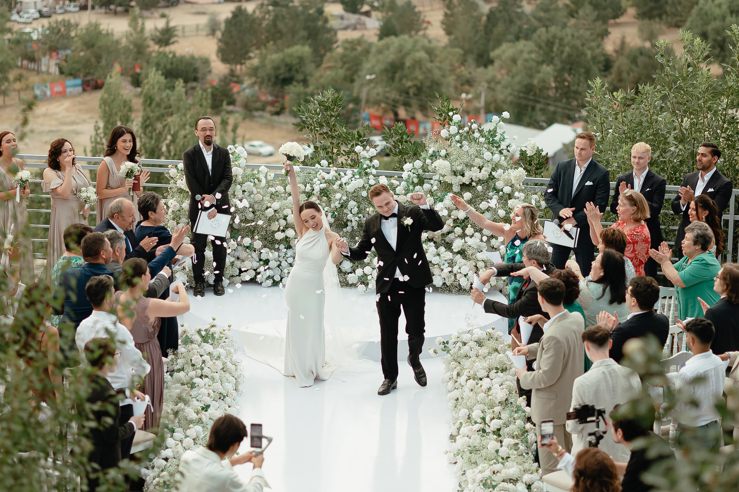 Thomas & Suyumbika. Главная