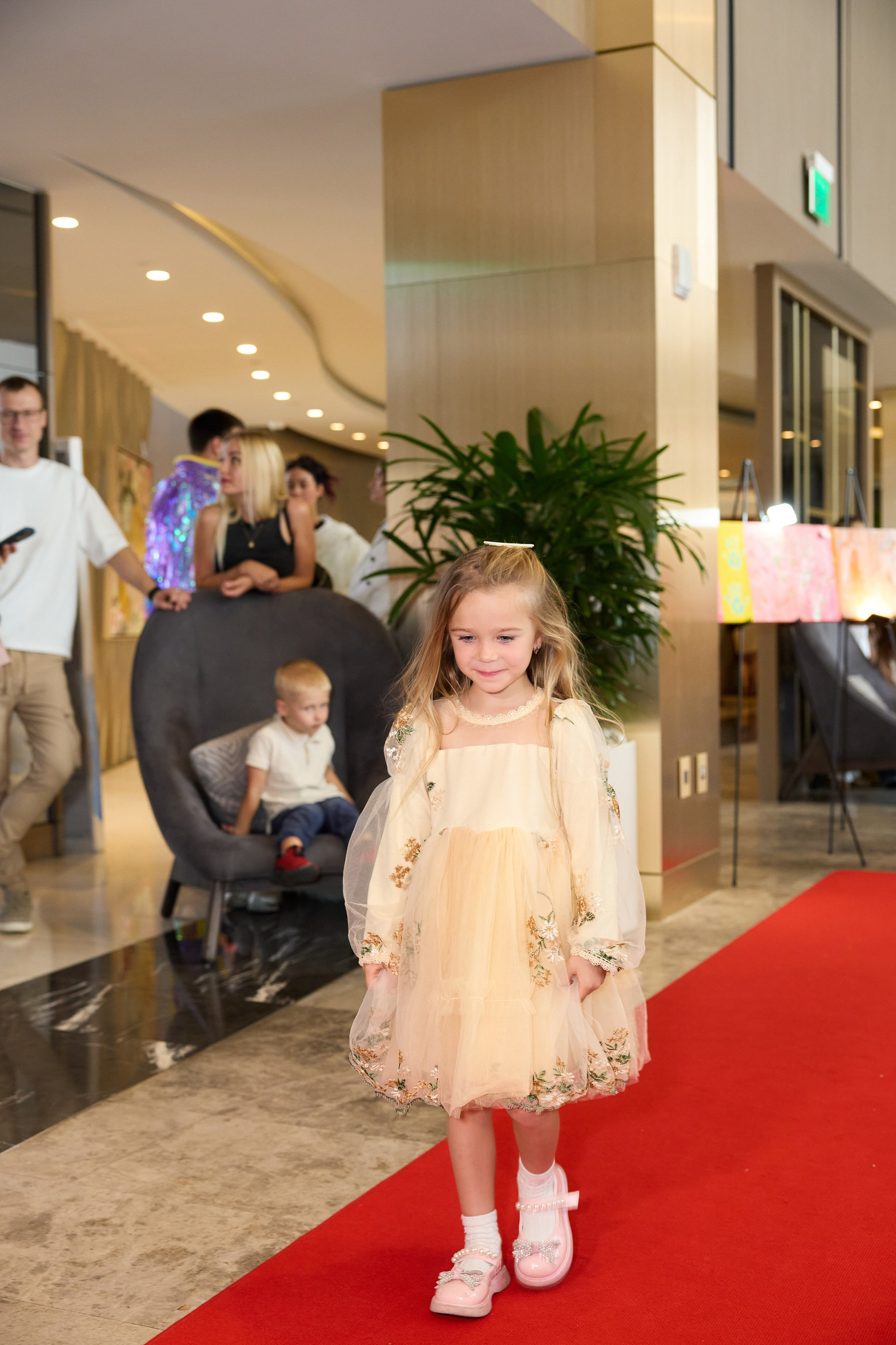 Авторская благотворительная художественная выставка Дианы Бортник. Фотограф Юлия Маковеева