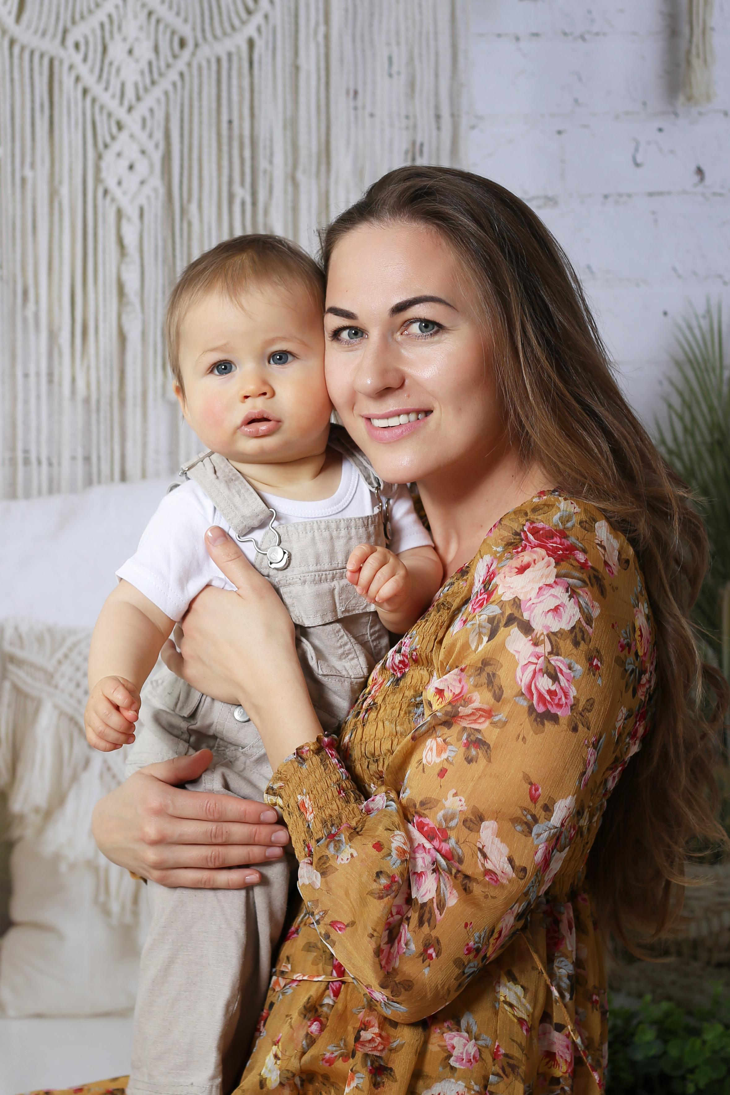 Family studio photoshoot. YuAnna studio. Family & Kids Photographer in Seattle area, located in