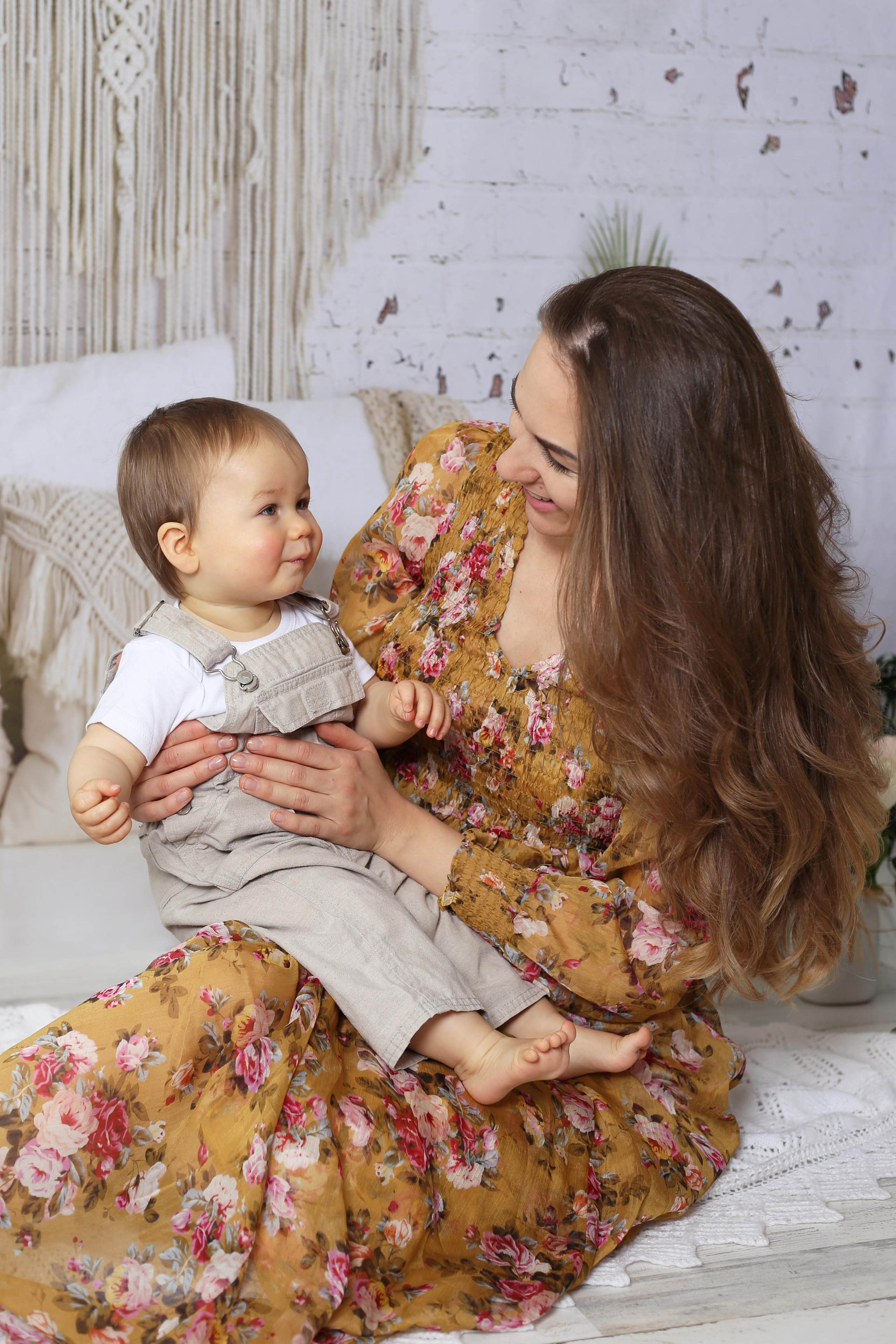 Family studio photoshoot. YuAnna studio. Family & Kids Photographer in Seattle area, located in