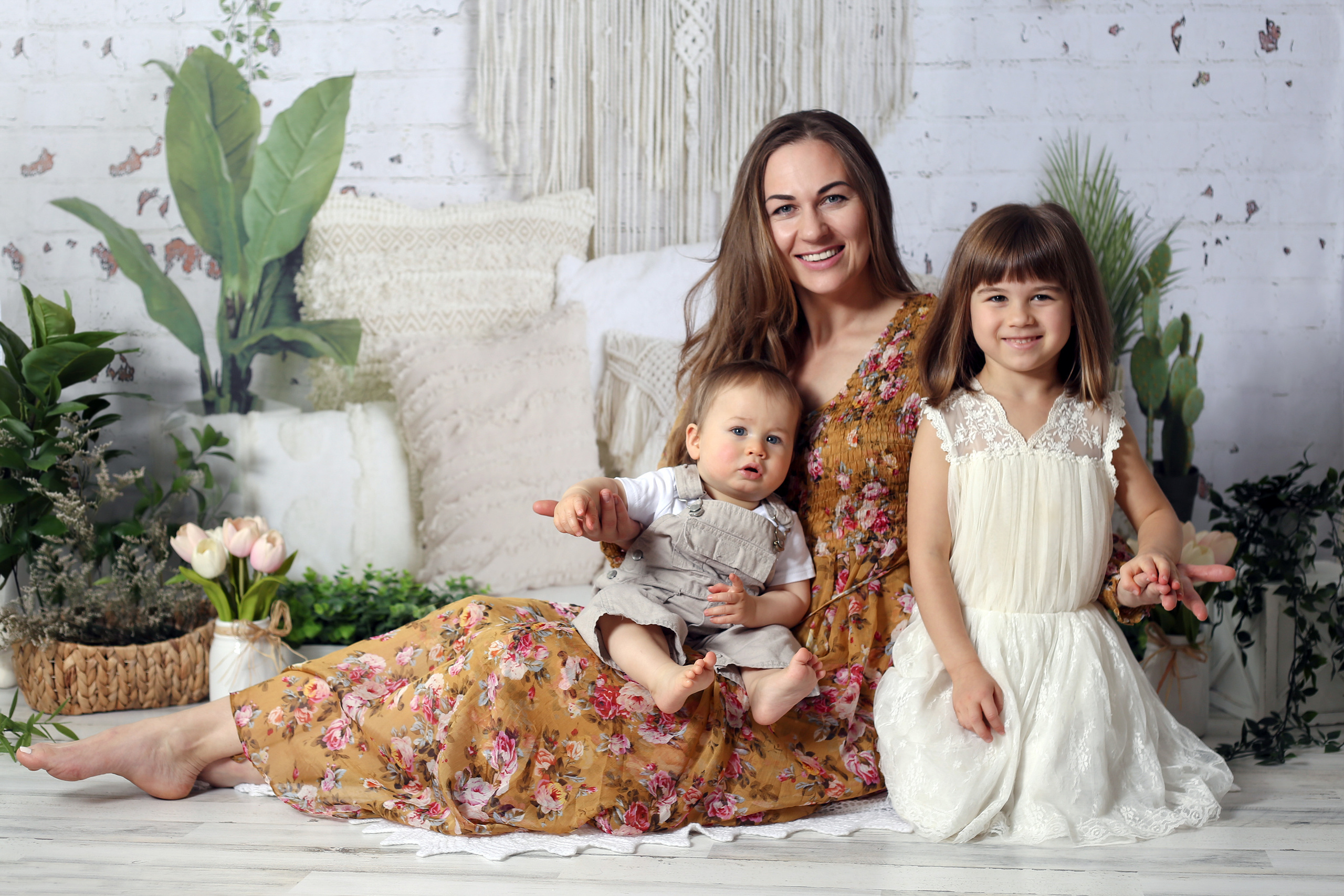 Family studio photoshoot. YuAnna studio. Family & Kids Photographer in Seattle area, located in