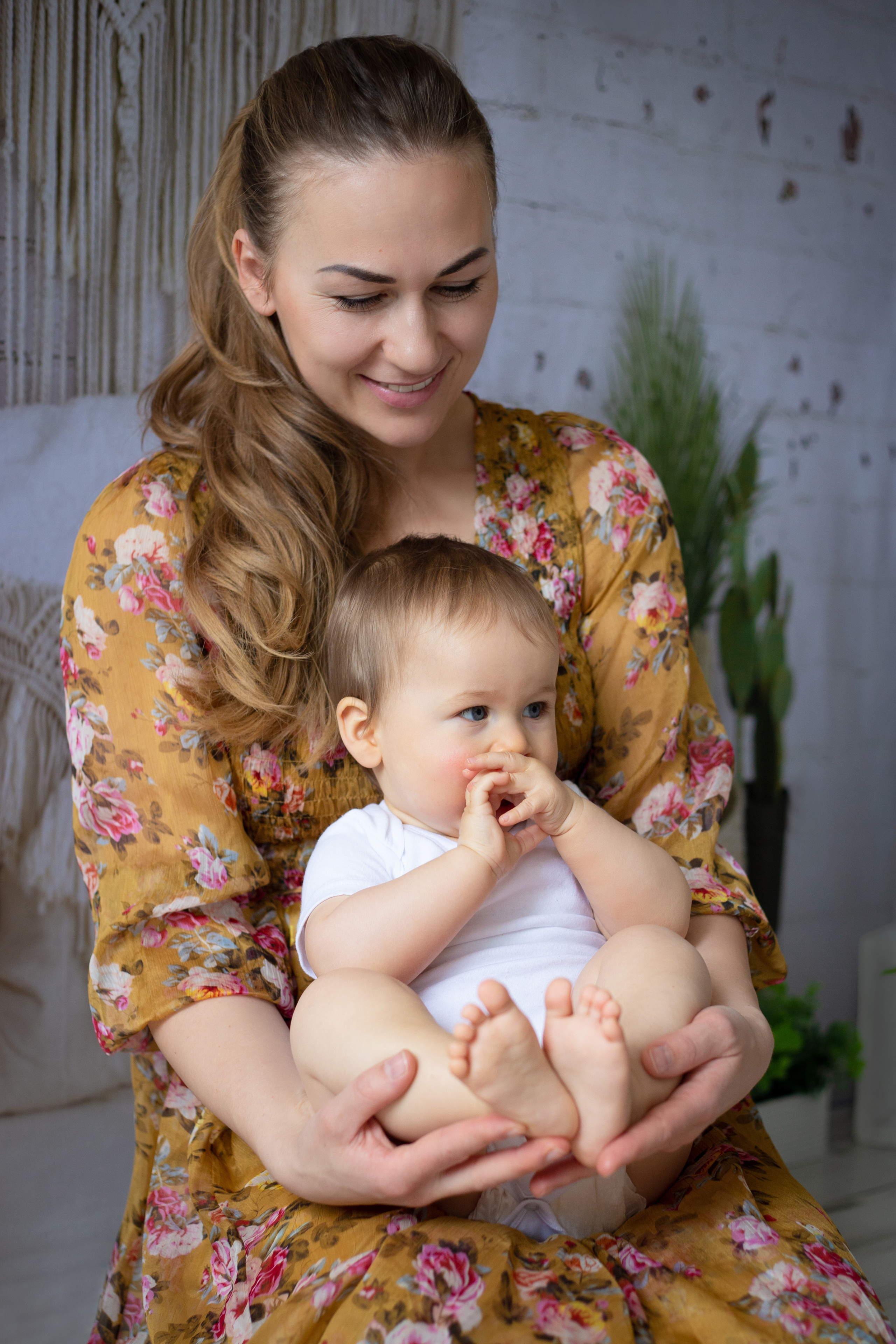 Family studio photoshoot. YuAnna studio. Family & Kids Photographer in Seattle area, located in