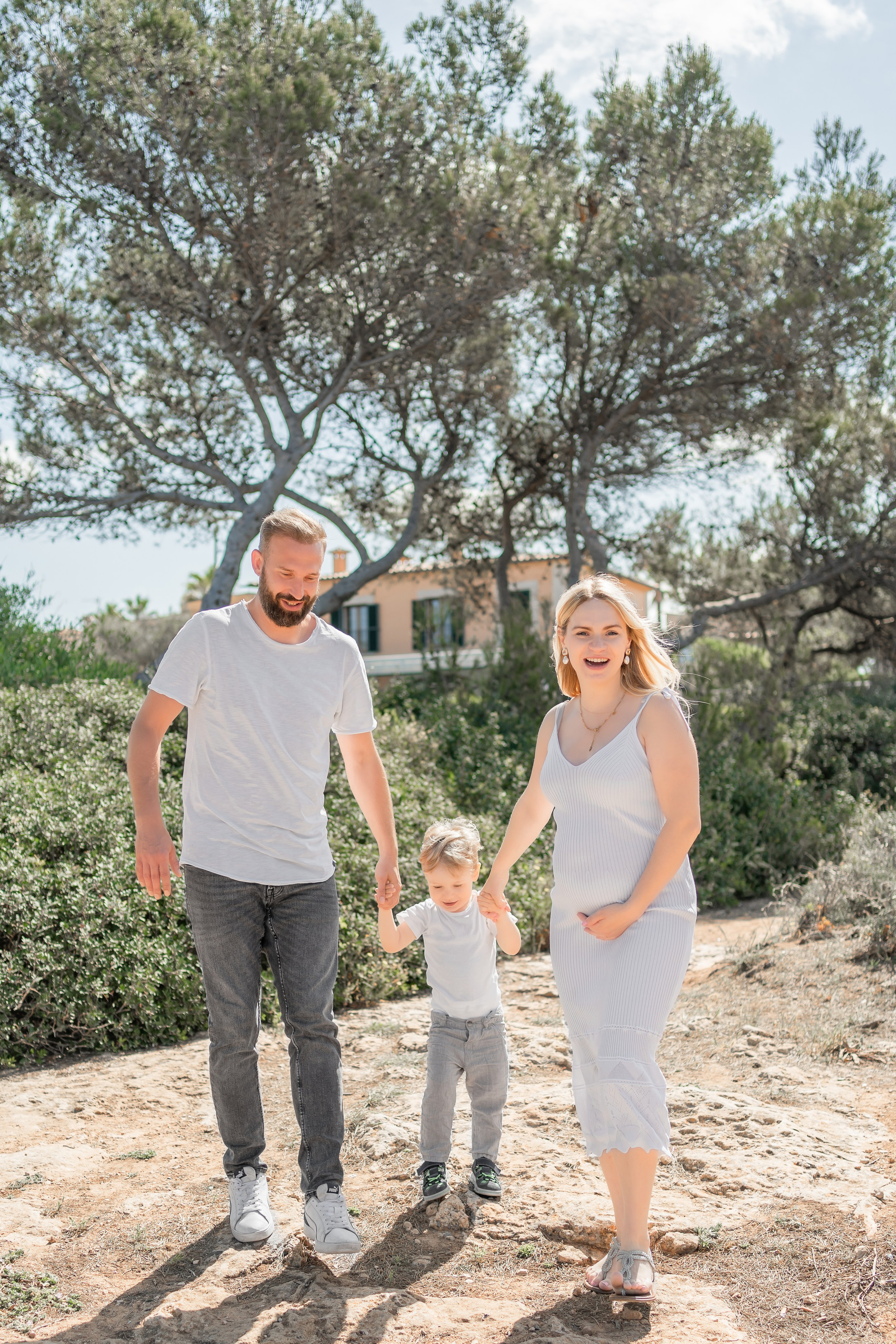 Babybauch-Shooting am Meer auf Mallorca mit Familie. Deine Fotografin auf Mallorca für Familien und Business