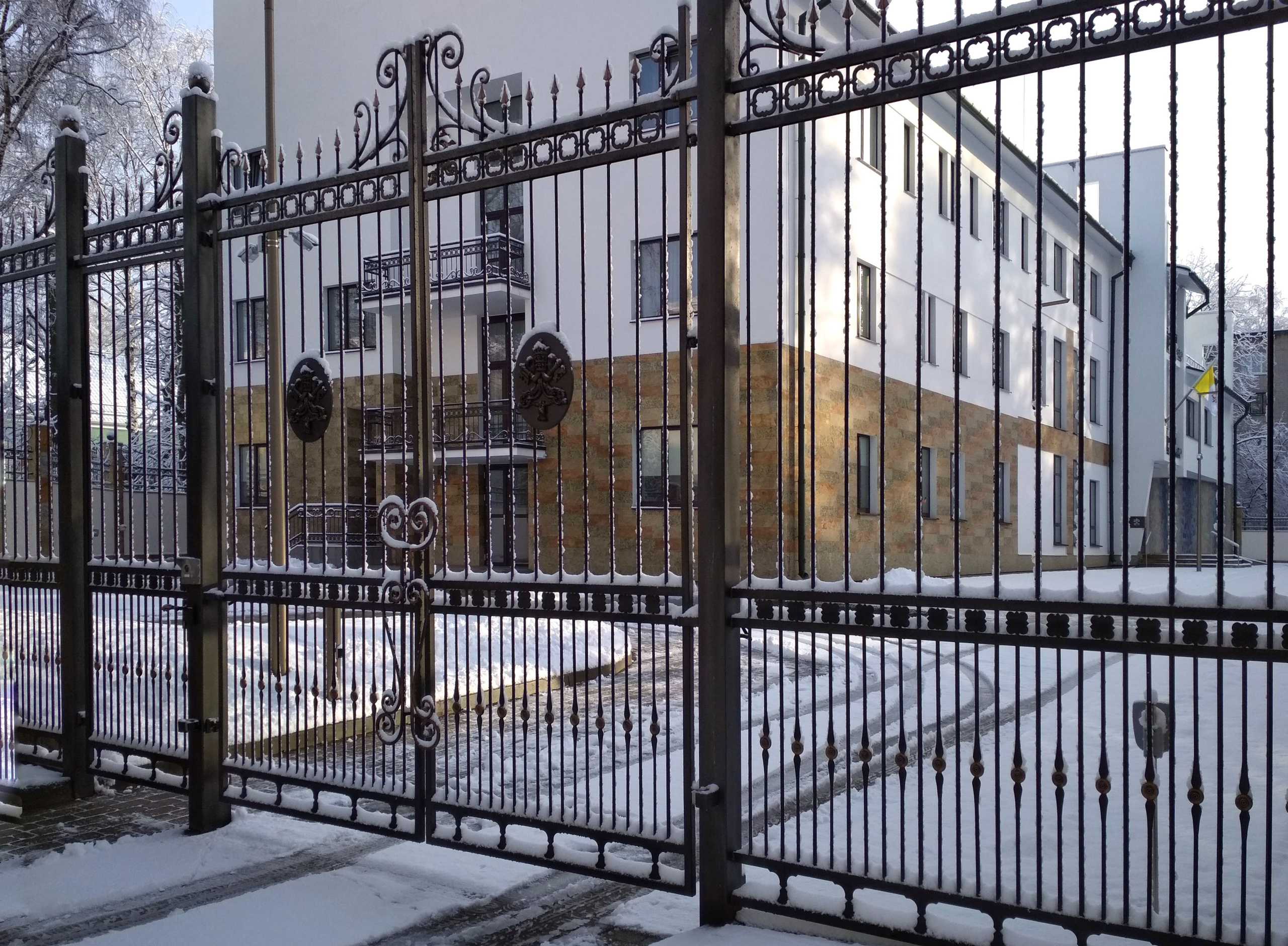 В Апостольской Нунциатуре в Республике Беларусь (Посольство Святого Престола, Ватикан). Ворота, калитка.  2017-2021. Сталь, худож. ковка, лазерная резка, сварка, компазитные материалы.