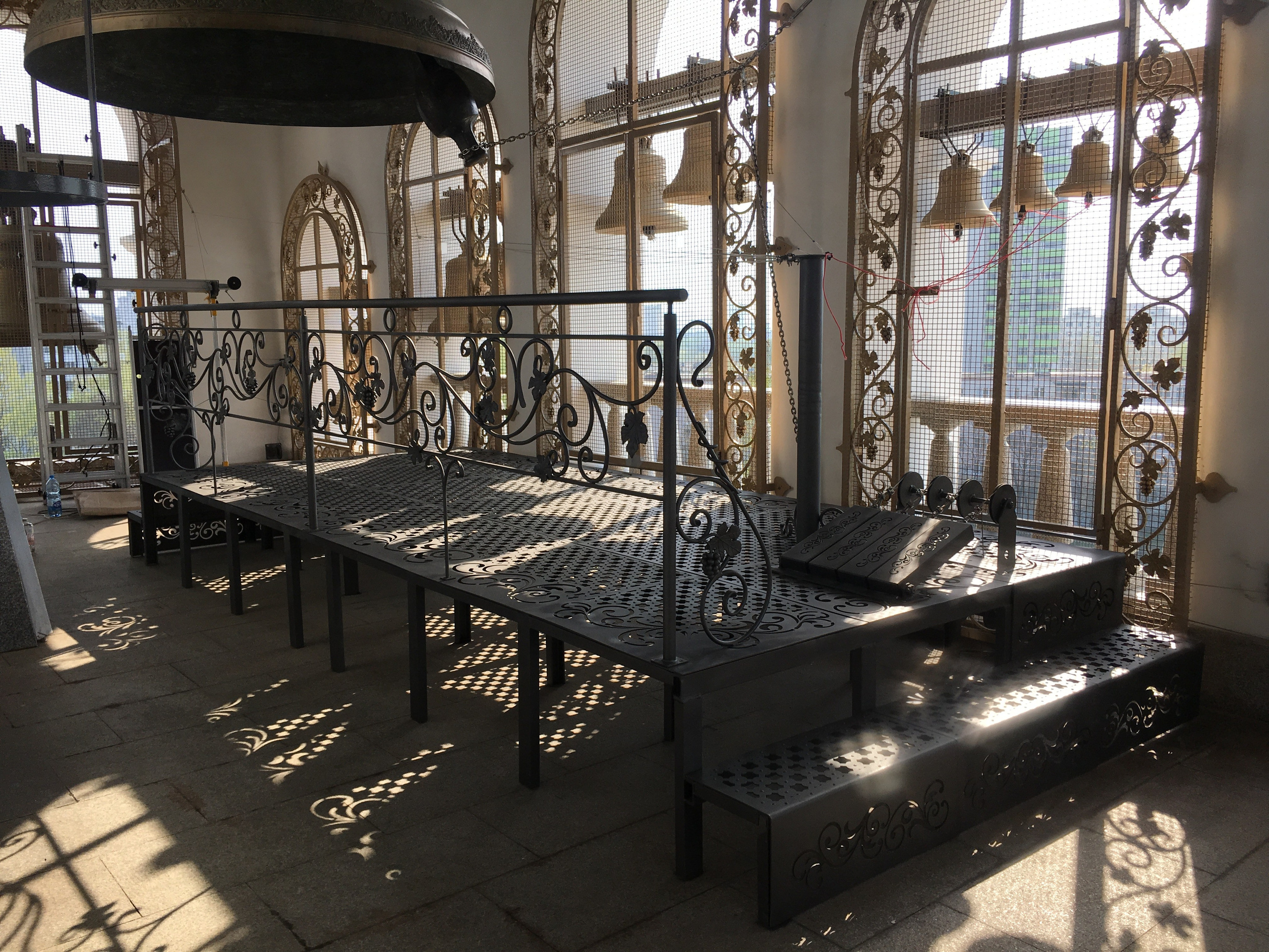 Подиум для звонаря с комплектом роликов и педалей колокольни Храма-памятника в честь Всех Святых и в память о жертвах, спасению Отечества нашего послуживших в городе Минске Минской Епархии Белорусской Православной Церкви. 2019 г. Сталь, художественная ковка, лазерная резка, сварка