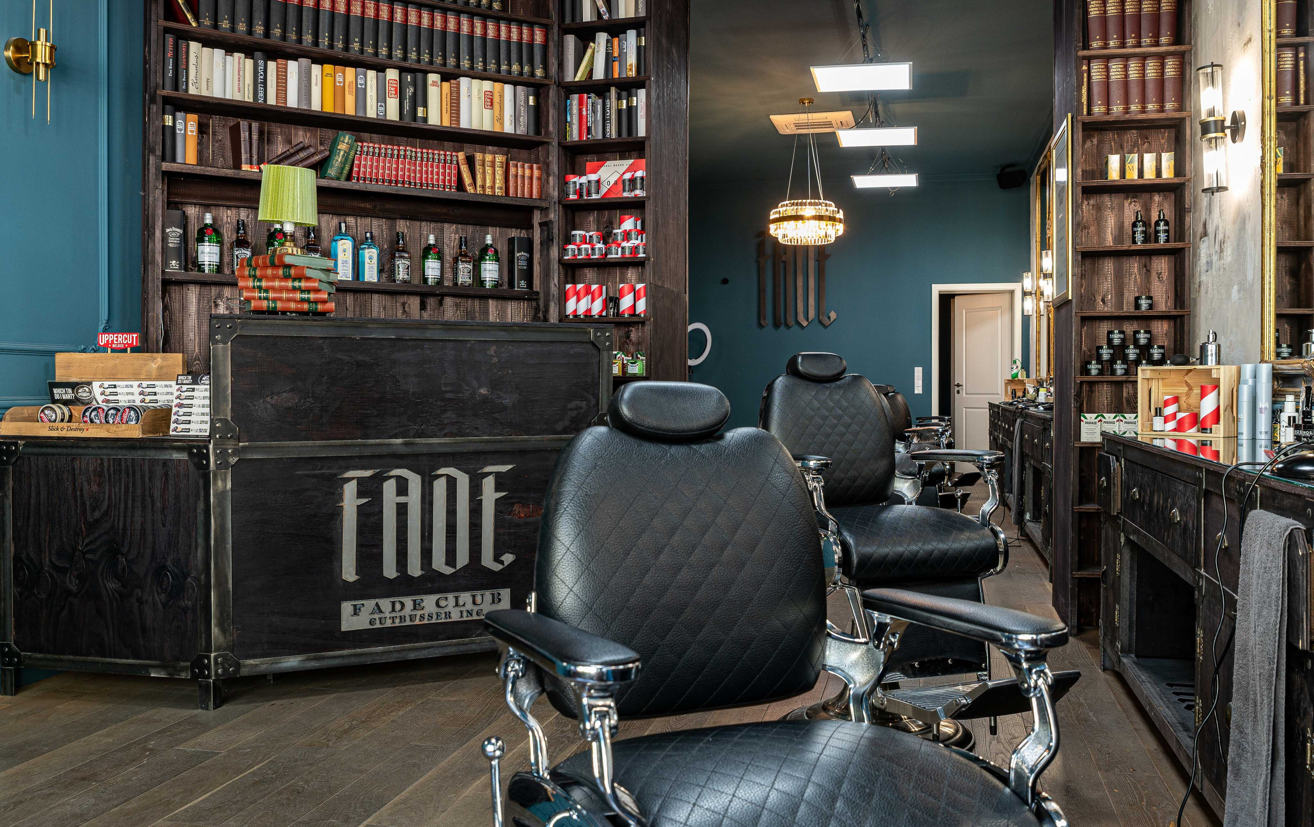 Empfangsbereich des Fade Club Barbershops in Berlin mit individuell gestaltetem Mobiliar.