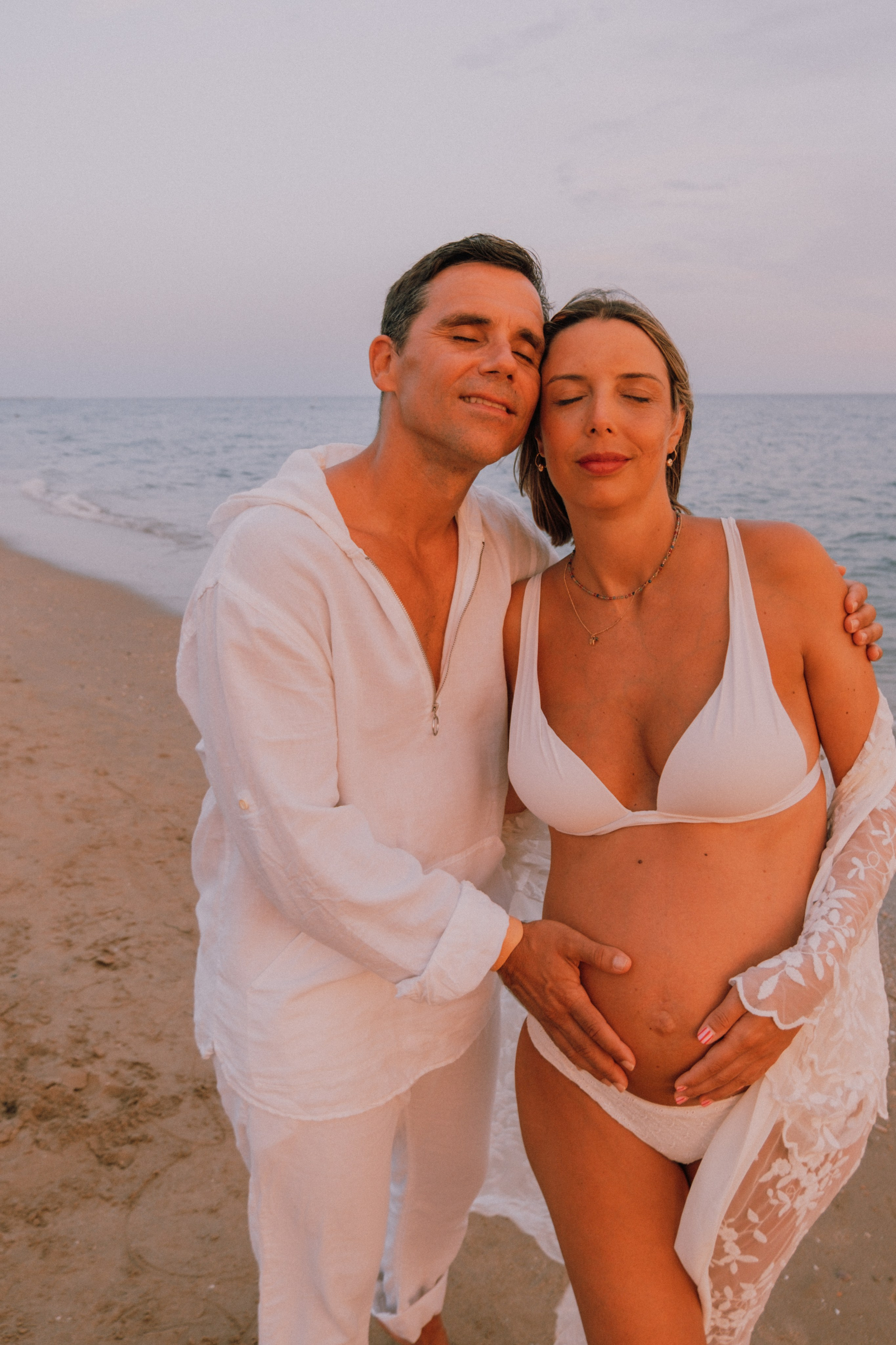 Sesión embarazo en la playa. Fotografía profesional en Calafell - Elena Medvedeva