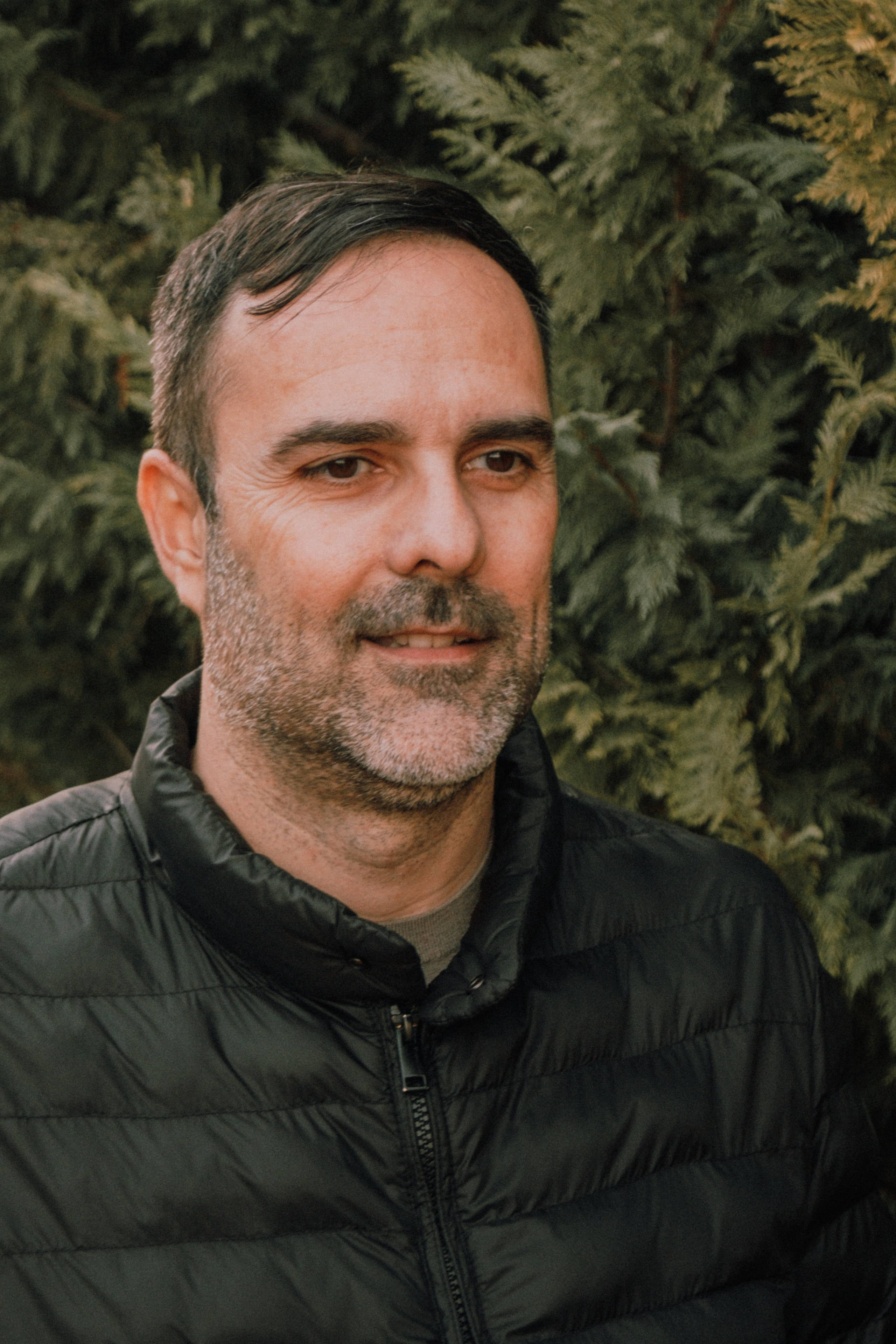 Sesión familiar en el bosque. Fotografía profesional en Calafell - Elena Medvedeva