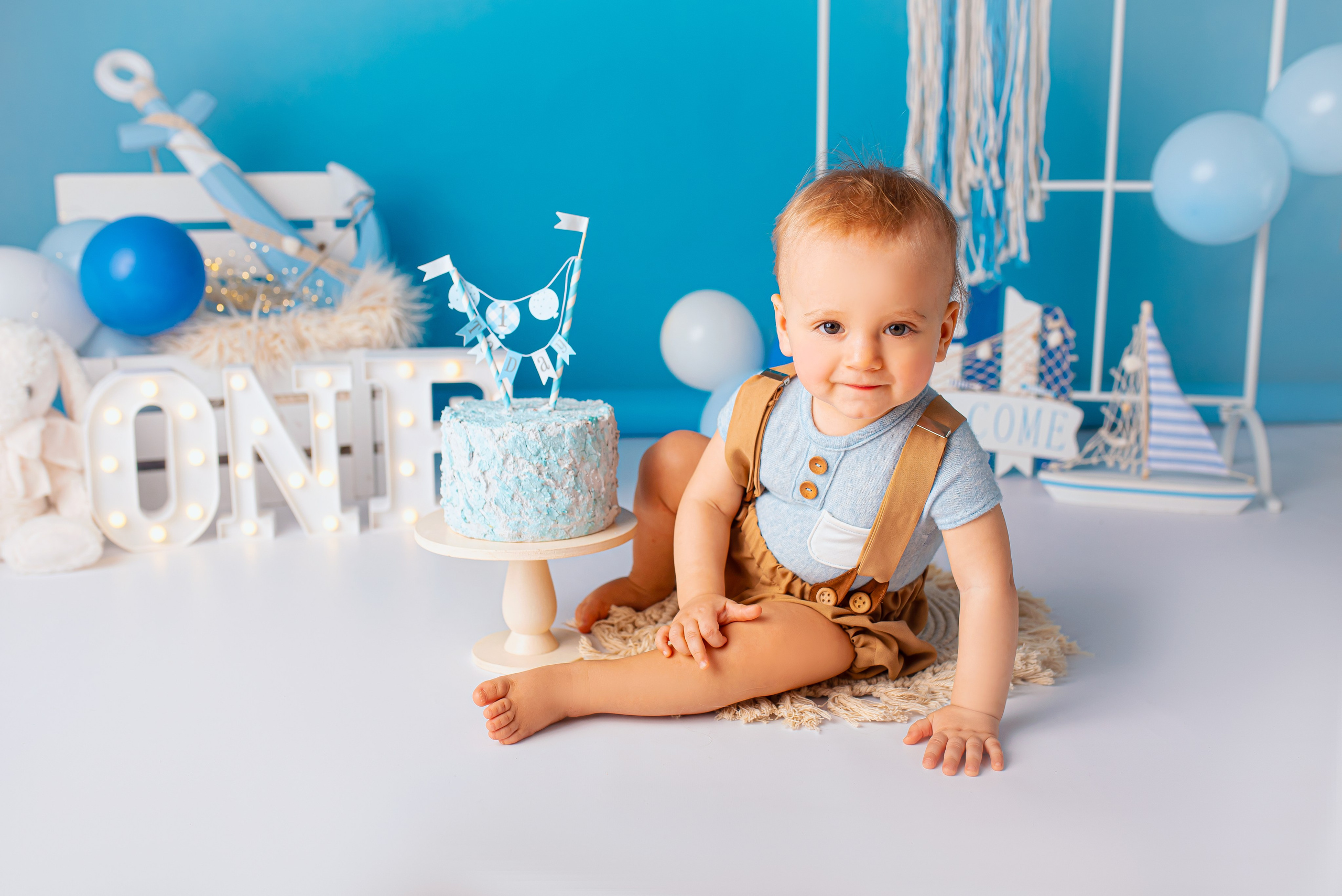 Cake smash photoshoot for One Year. Newborn photographer and Photography Educator in Prague Yana Stelmakh
