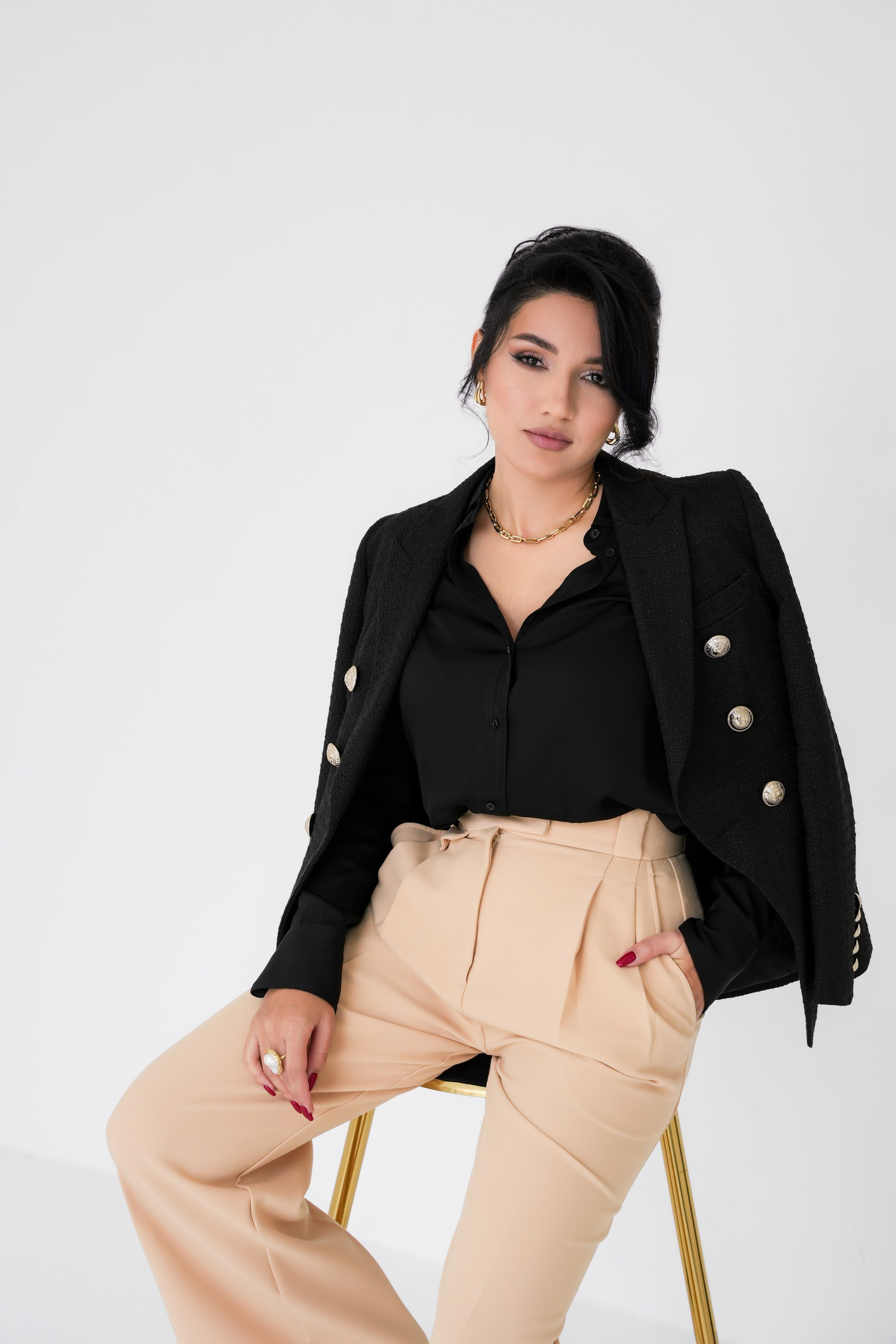 BUSINESS PORTRAIT. Photo and video production. Editing & retouching services. Training