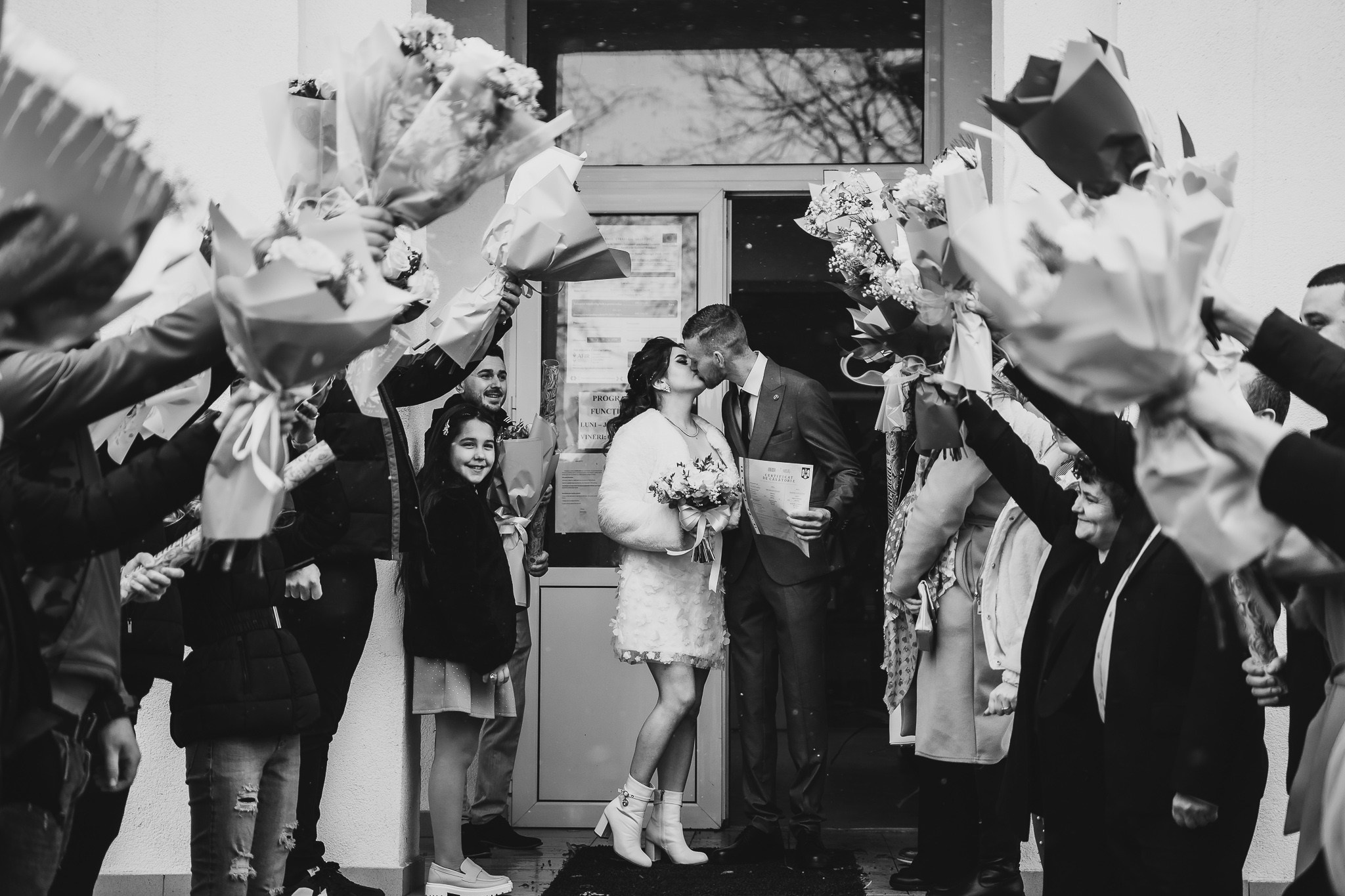 Sarut miri la iesirea din primarie si buchete de flori de la invitati