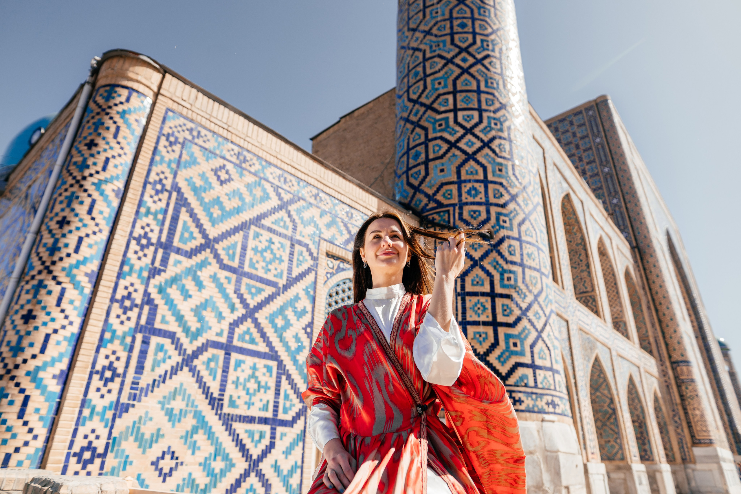 Красное длинное платье. Фотограф в Узбекистане и Самарканде Джасур Марупов