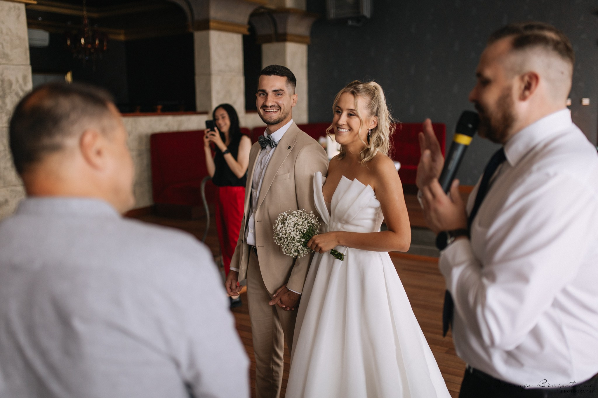 Vestuvinė fotosesija Kaune, Vienybės aikštėje, prie Lietuvos banko