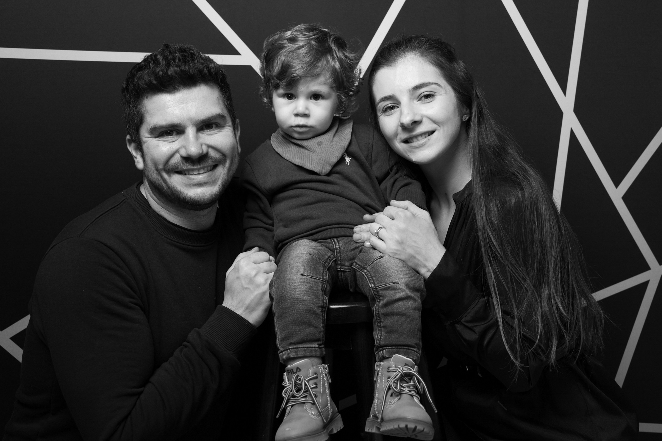 Portrete. STUDIO PORTRET — Portrete realizate cu lumină, timp și atenție. Un studio mobil dedicat fotografiei de portret