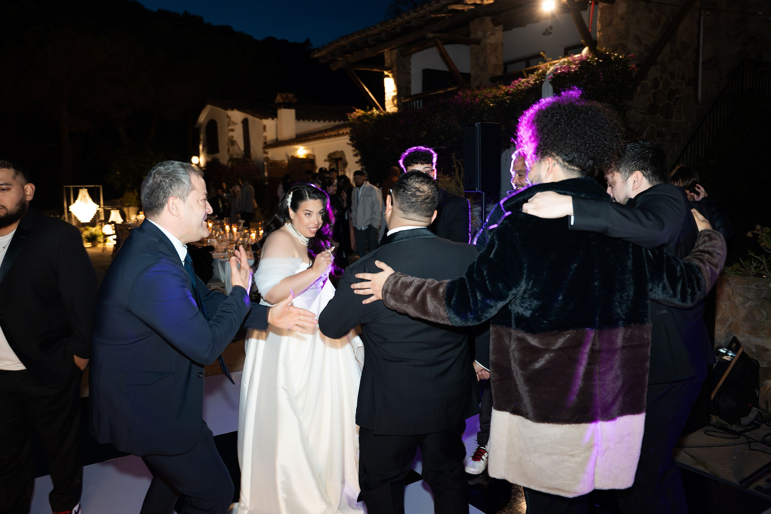 Donielle and Edwin. Fotógrafos de bodas de destino y creadores de contenido con base en España