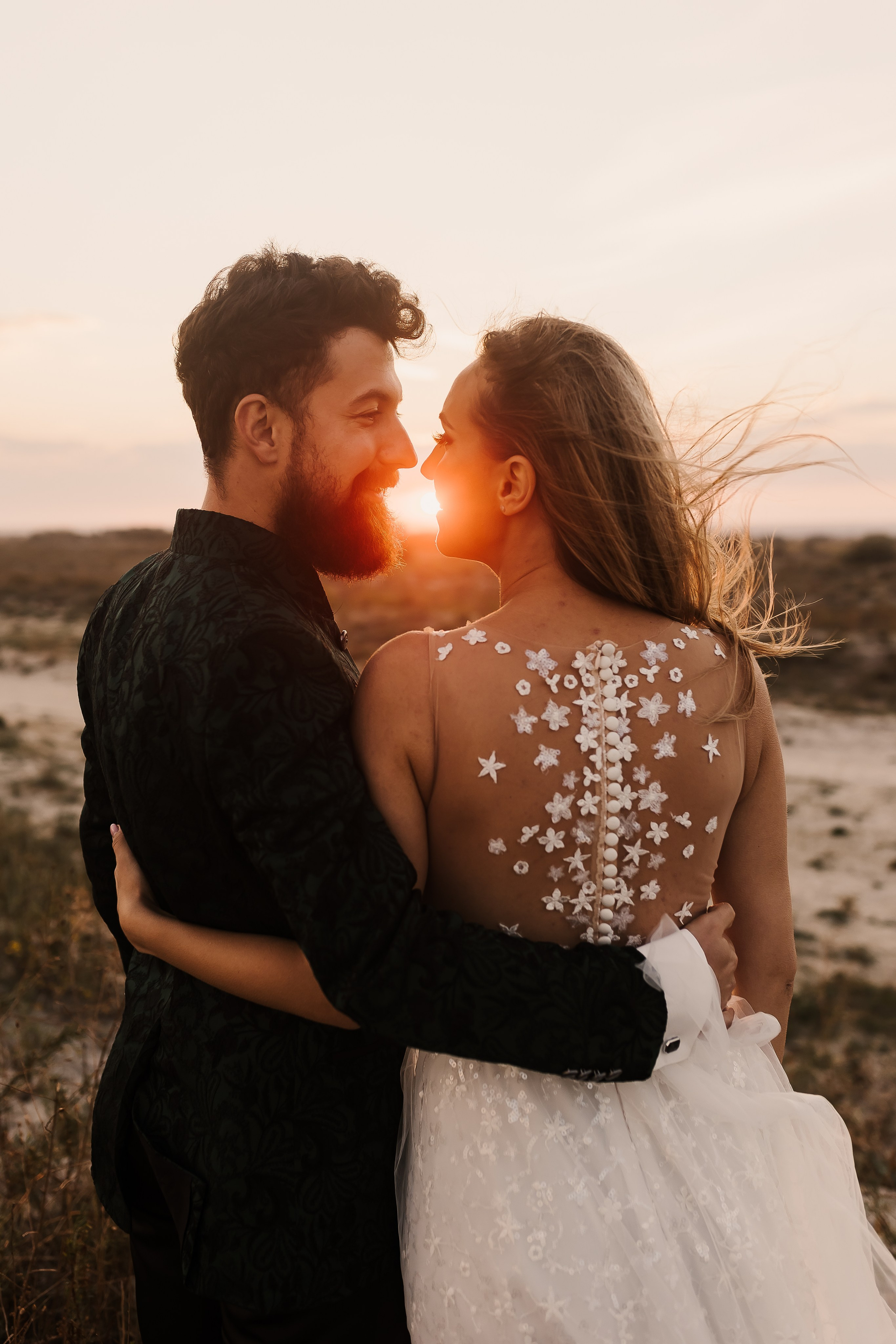 silueta cuplu nunta la apus