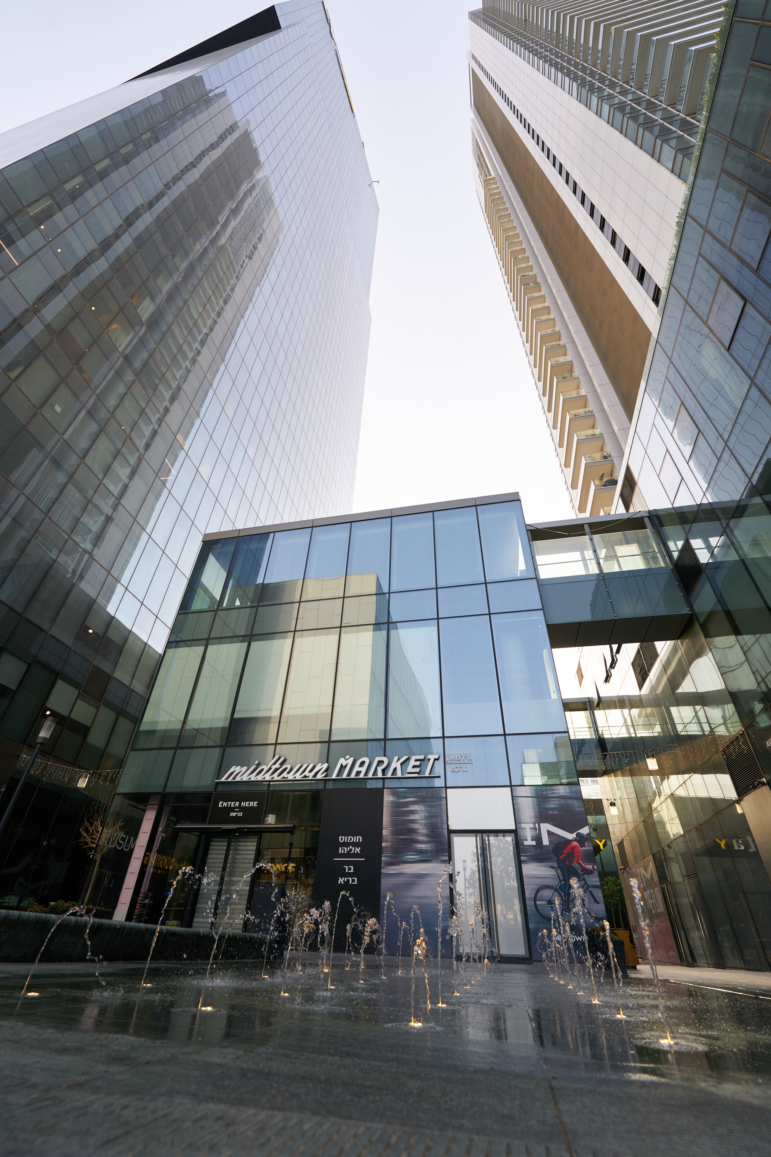 Exterior. צלם אלכס ברט בישראל