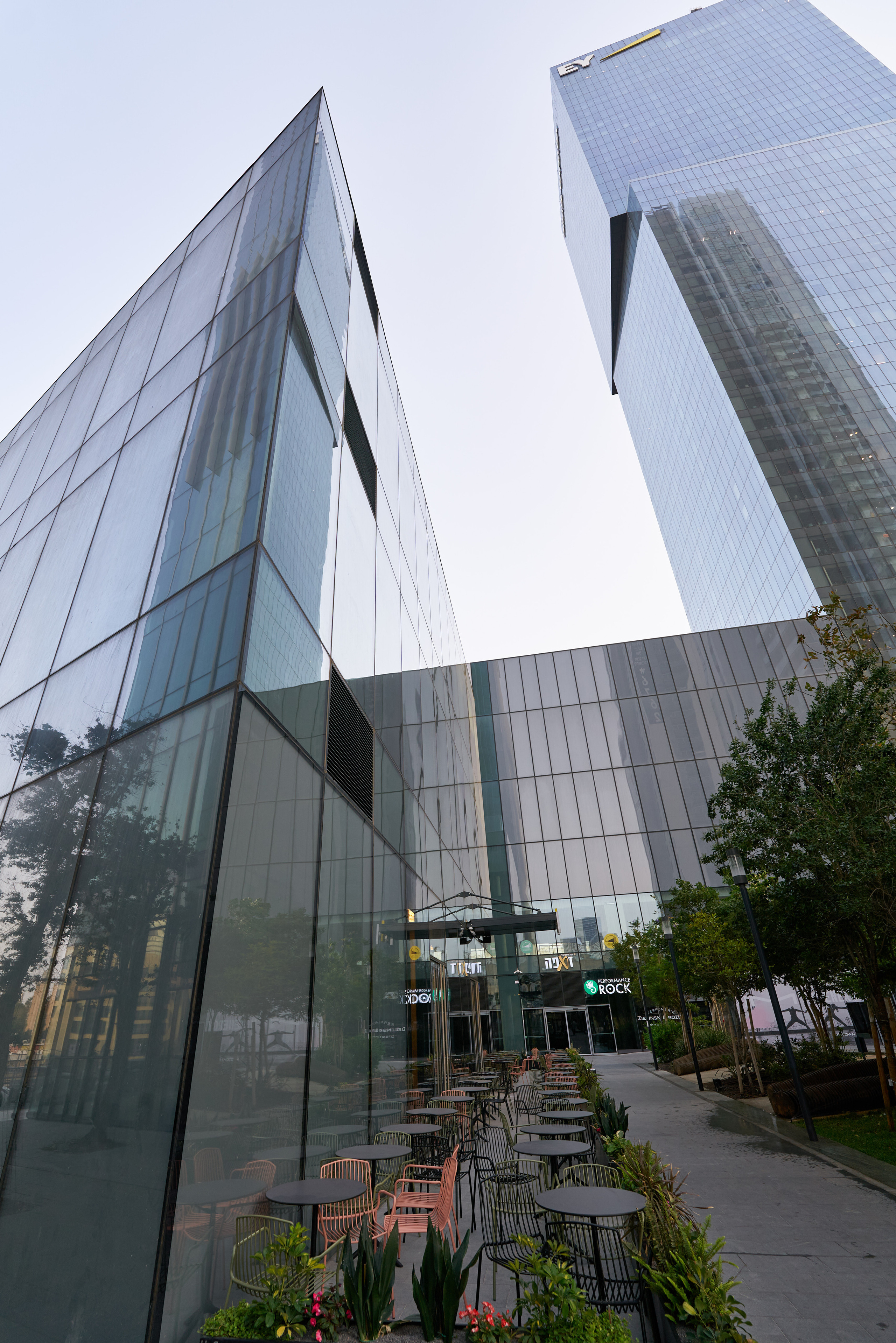 Exterior. צלם אלכס ברט בישראל