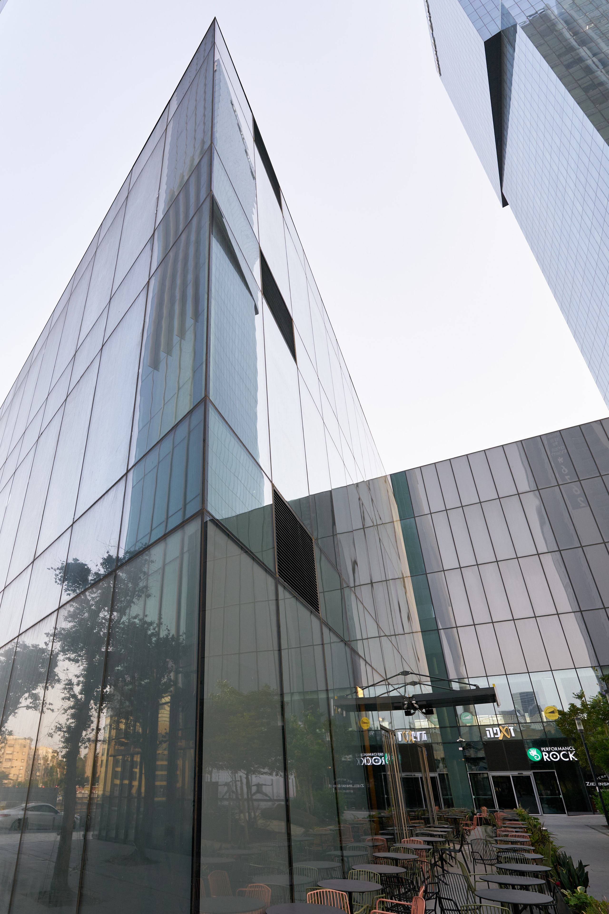 Exterior. צלם אלכס ברט בישראל