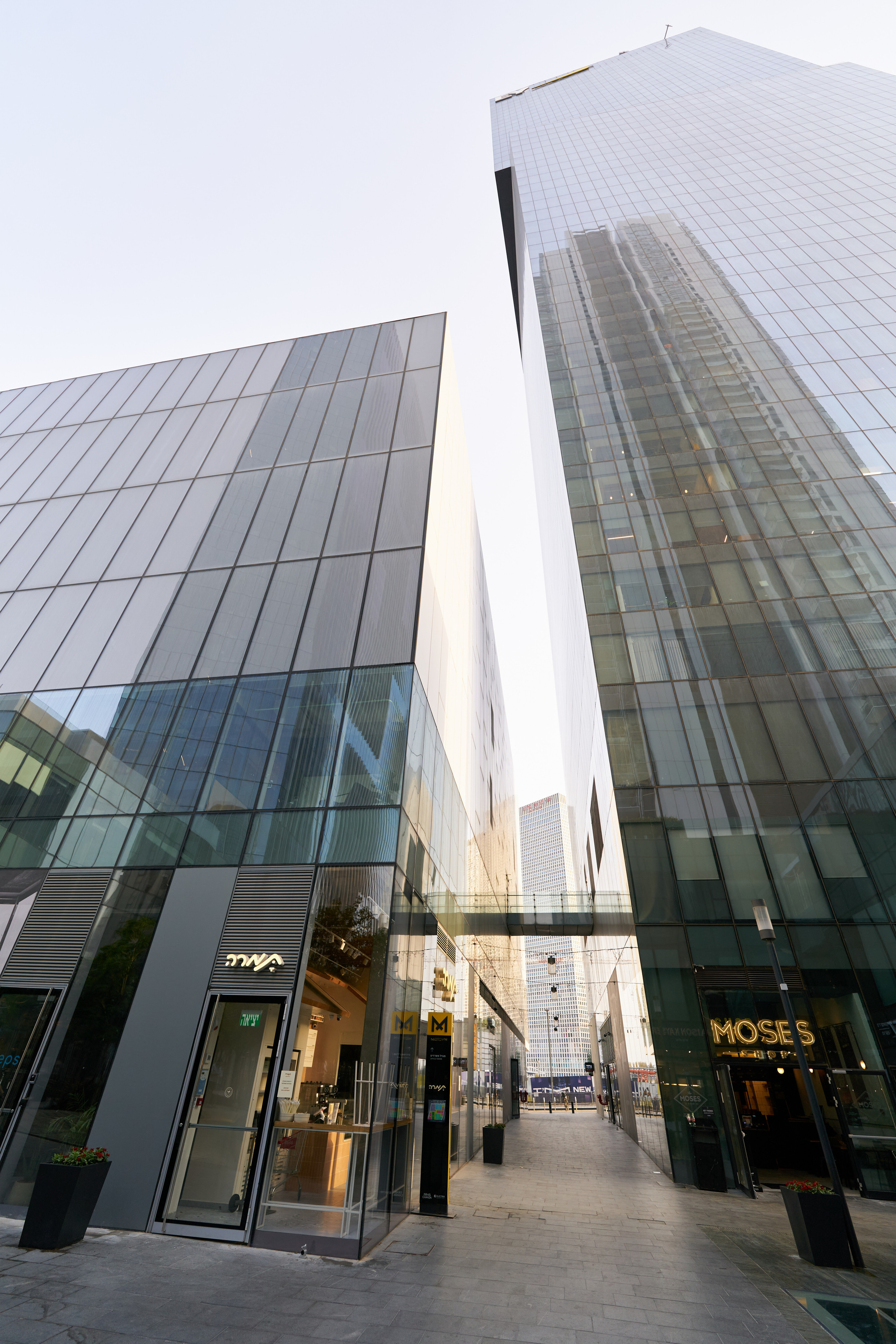 Exterior. צלם אלכס ברט בישראל