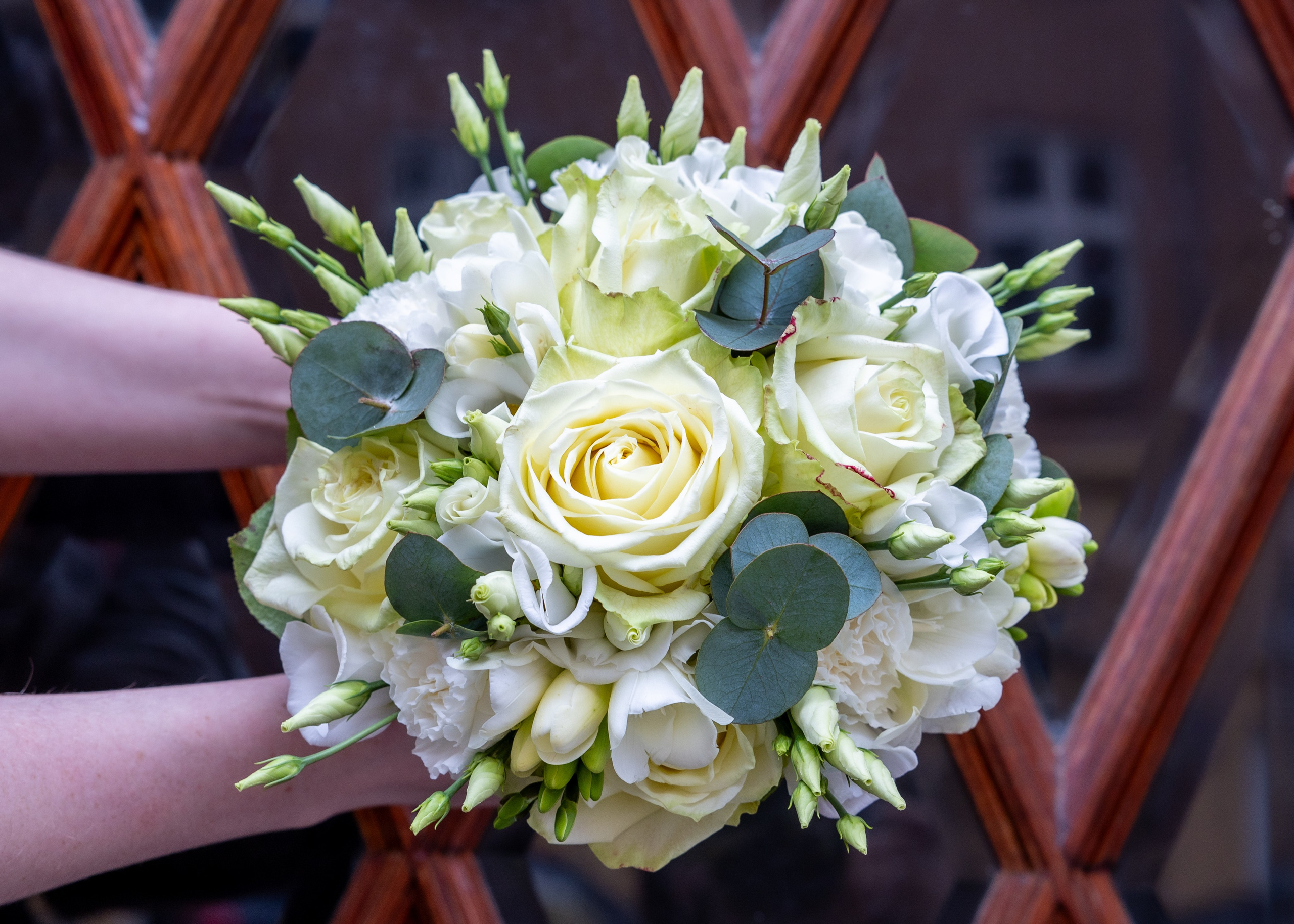 Akropolis Blomster tilbyder et bredt udvalg af smukke brudebuketter, der passer til enhver stil og brudekjole. Med forskellige størrelser og former kan du finde den perfekte buket til din store dag.