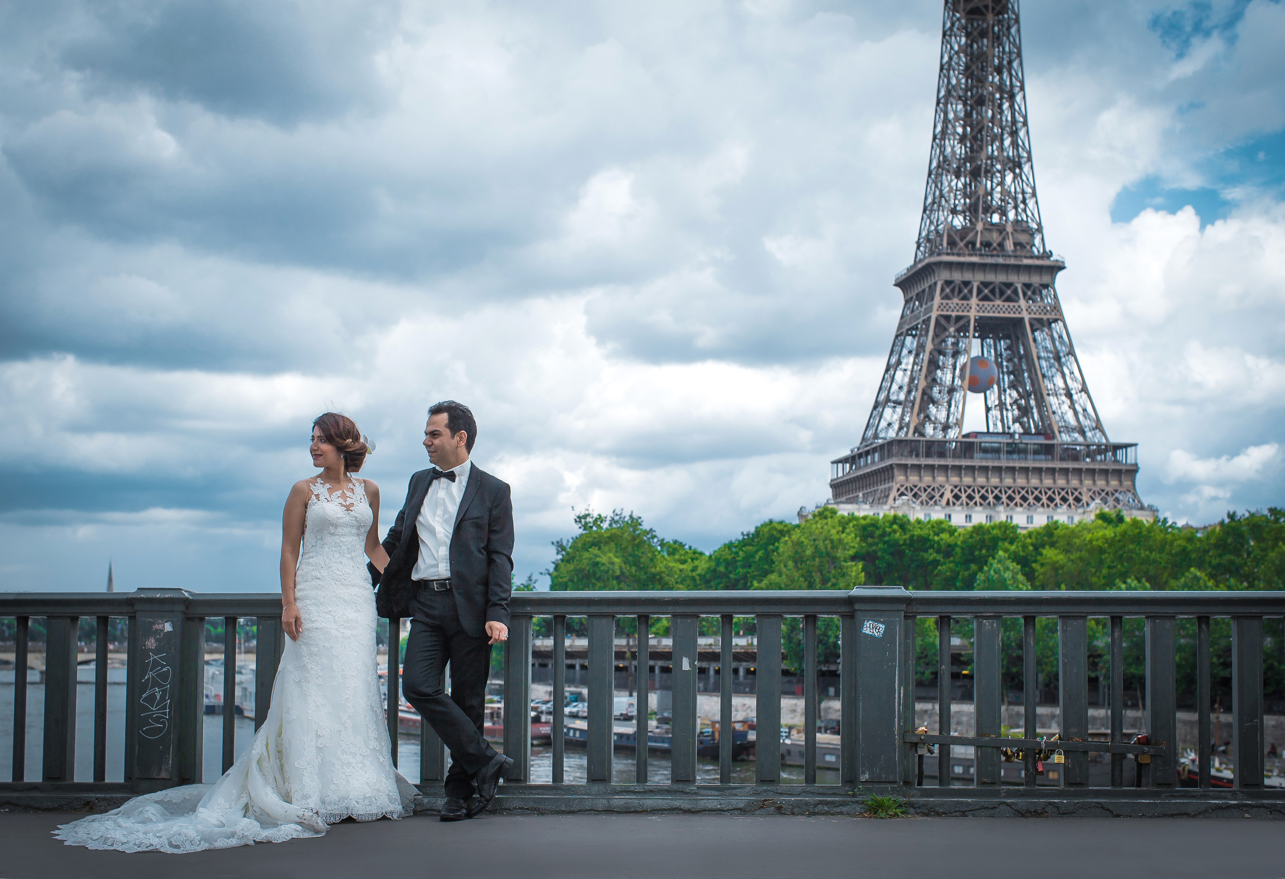 Bir-Hakeim Bridge in Paris — The Iconic Location for Luxury Proposal & Elopement Photography. Photographe à Paris
